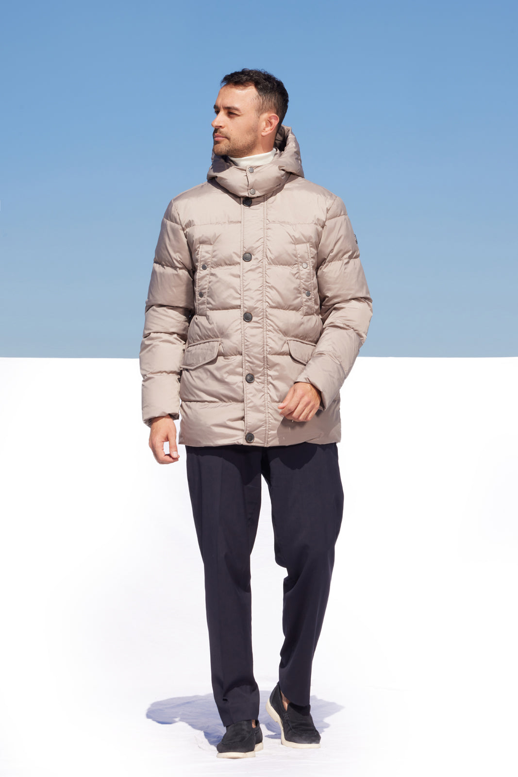Geacă beige cu glugă pentru bărbați Madzerini, umplutură Bio Down, design elegant.