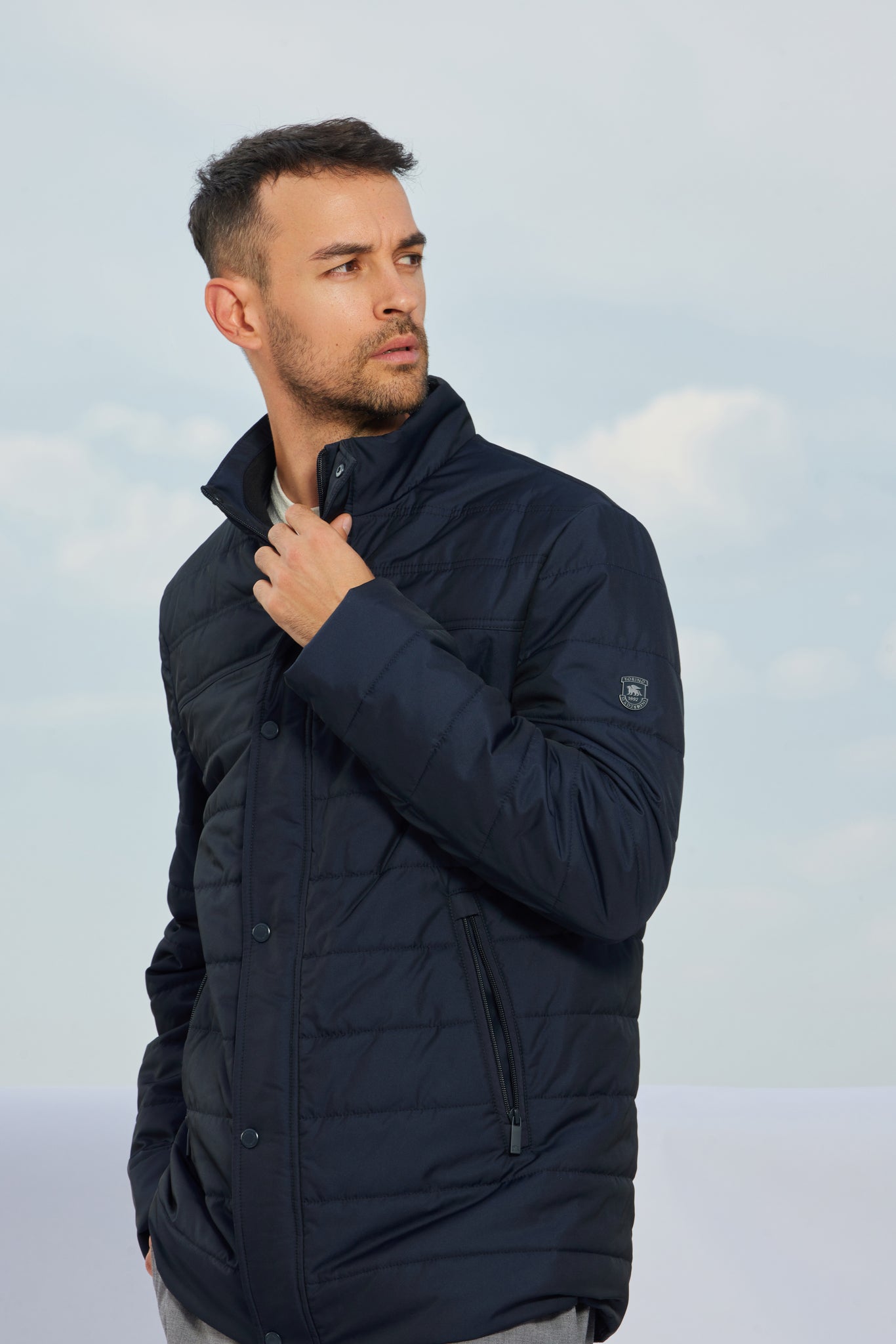 Geacă Madzerini dark navy pentru bărbați, material din lână, detaliu textură și broderie.