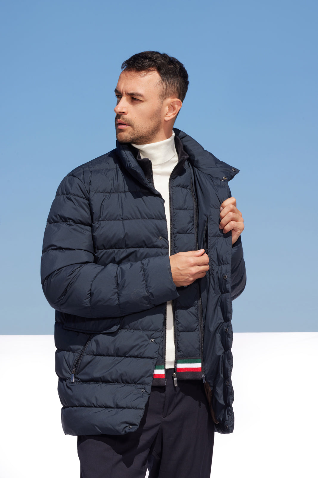 Geacă bărbați Madzerini dark navy cu fermoar și captuseala matlasată.