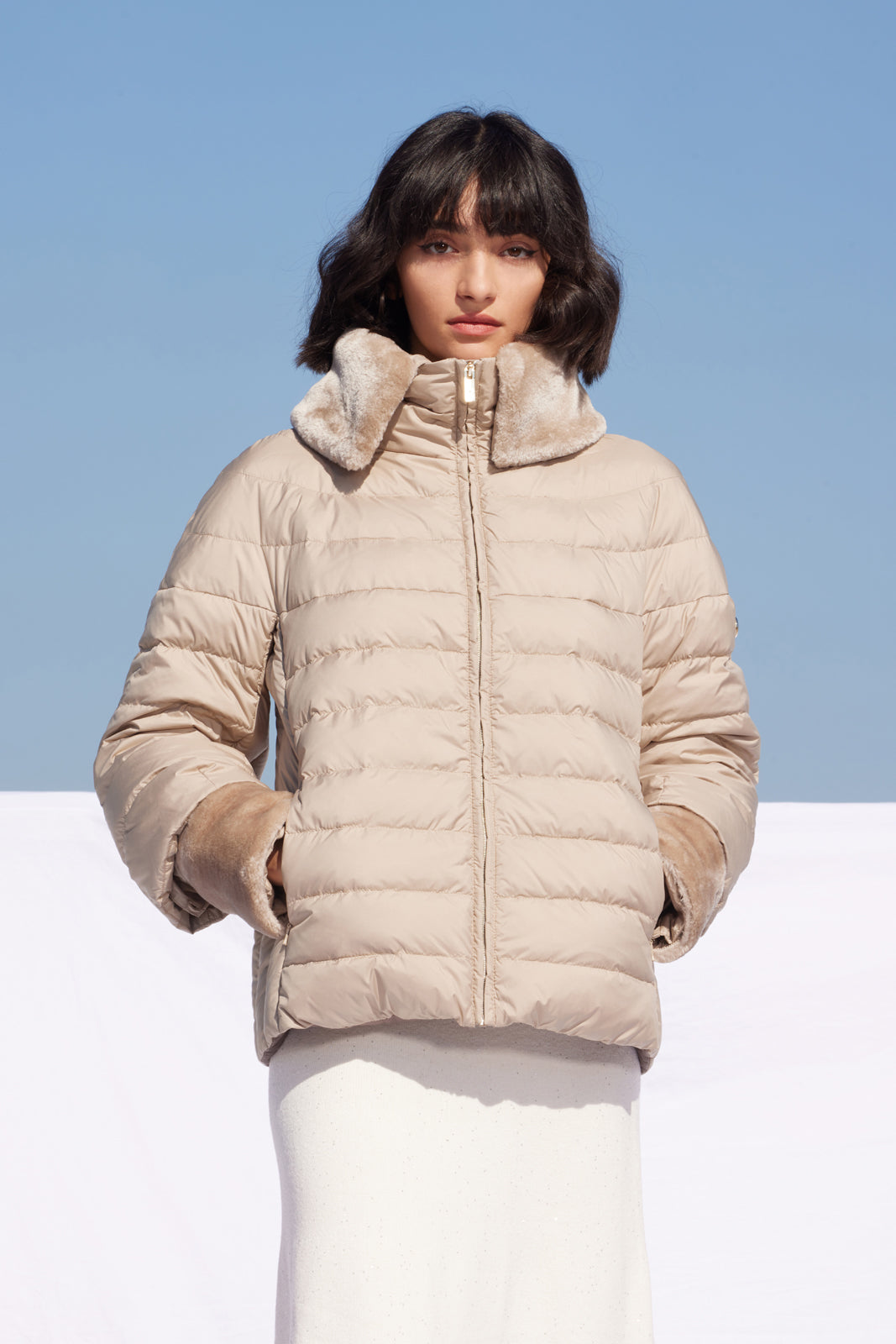 Geacă de damă INESSA beige Madzerini cu blană artificială bej și croială elegantă.