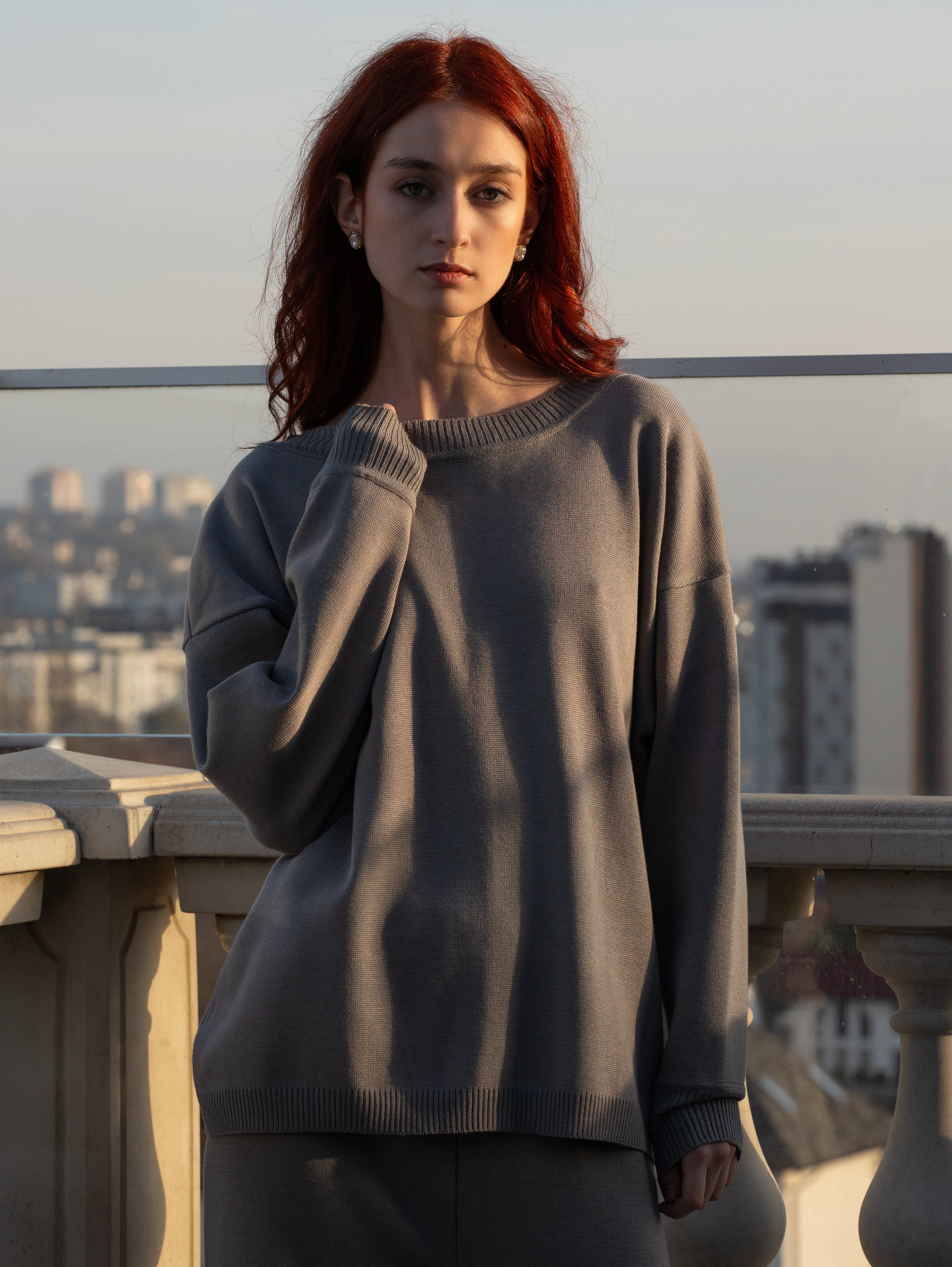 Set tricot damă GRI din lână merinos – pulover oversize + pantaloni largi MARRONE