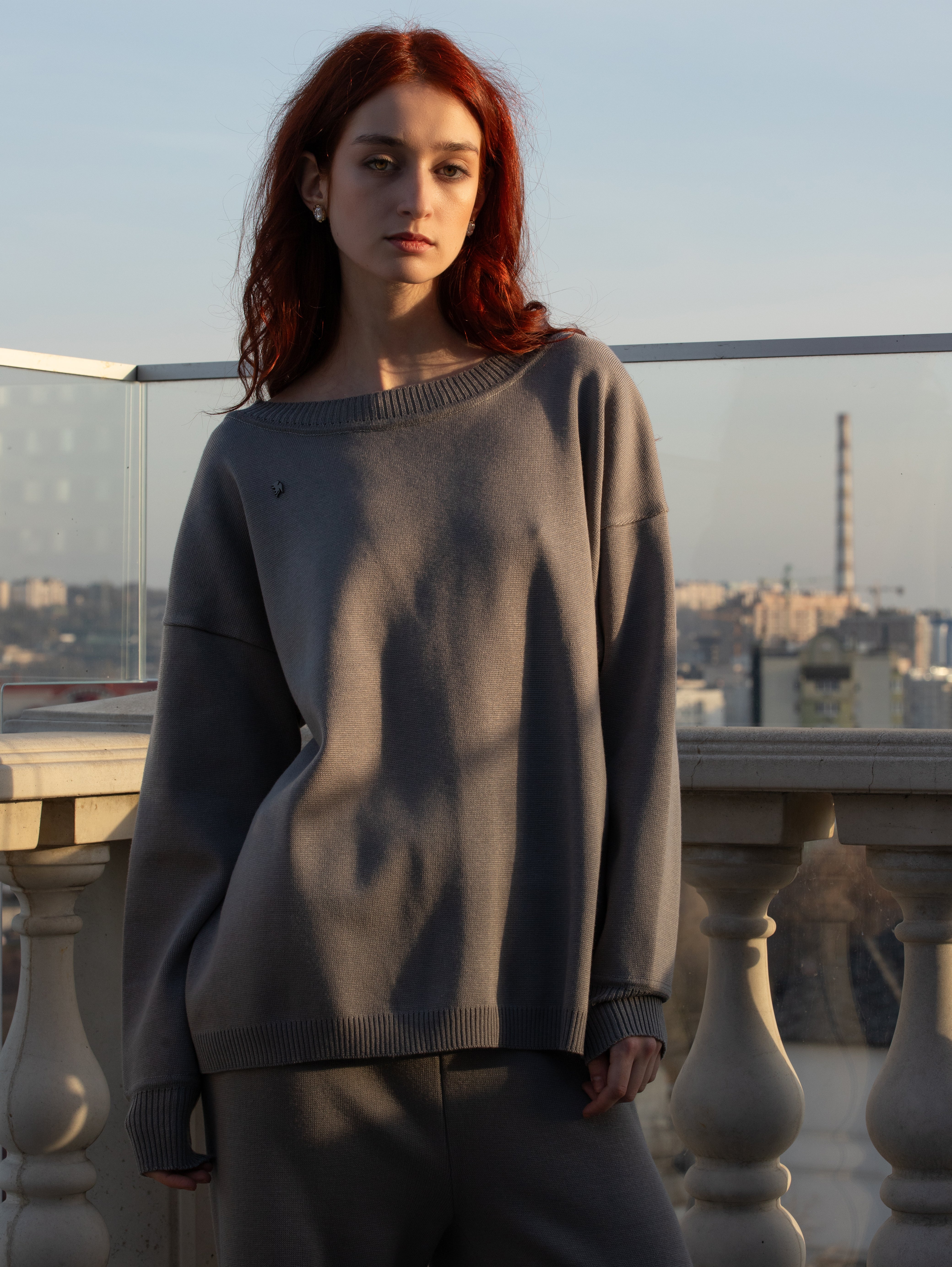 Set tricot damă GRI din lână merinos – pulover oversize + pantaloni largi MARRONE