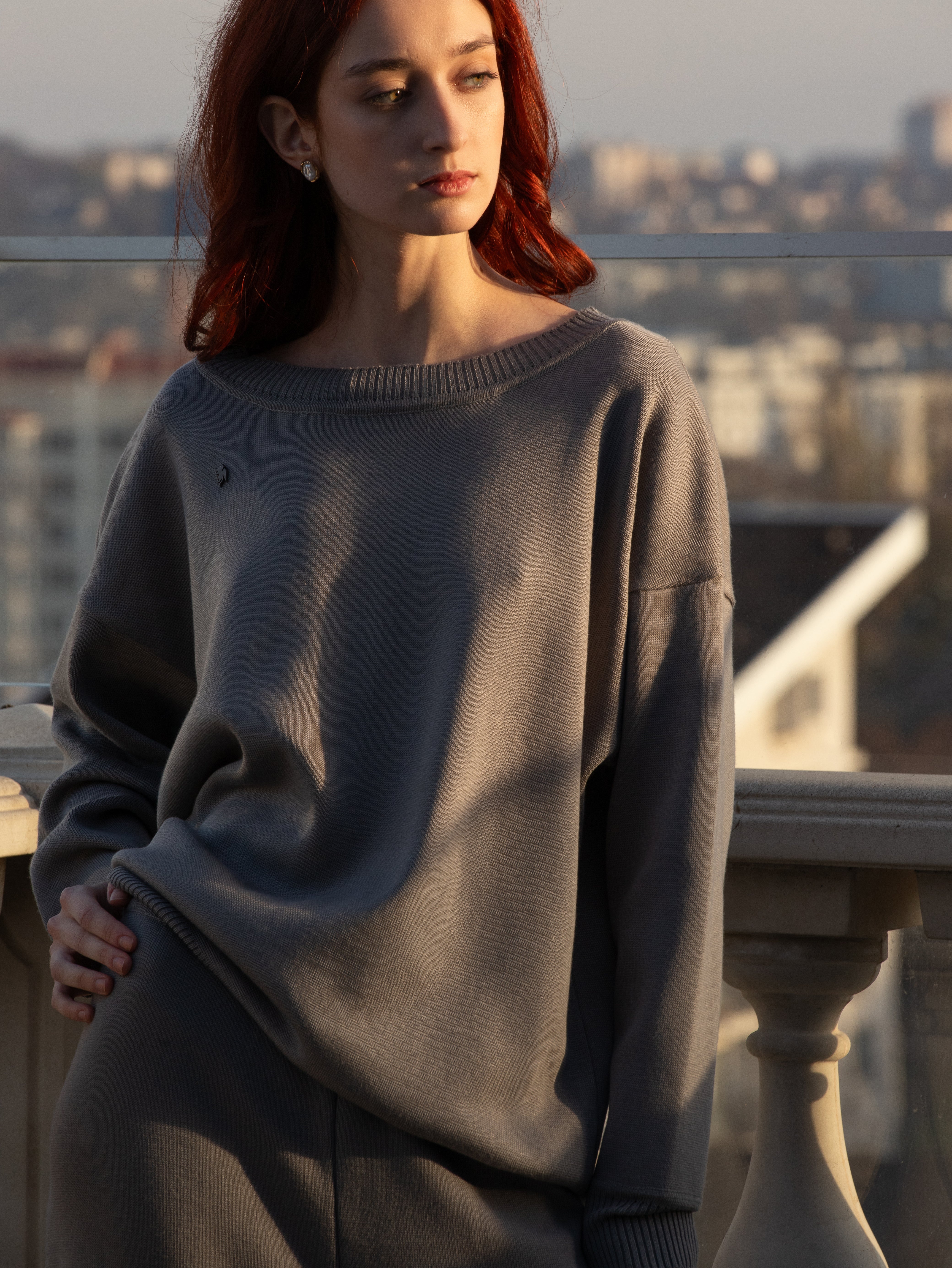 Set tricot damă GRI din lână merinos – pulover oversize + pantaloni largi MARRONE