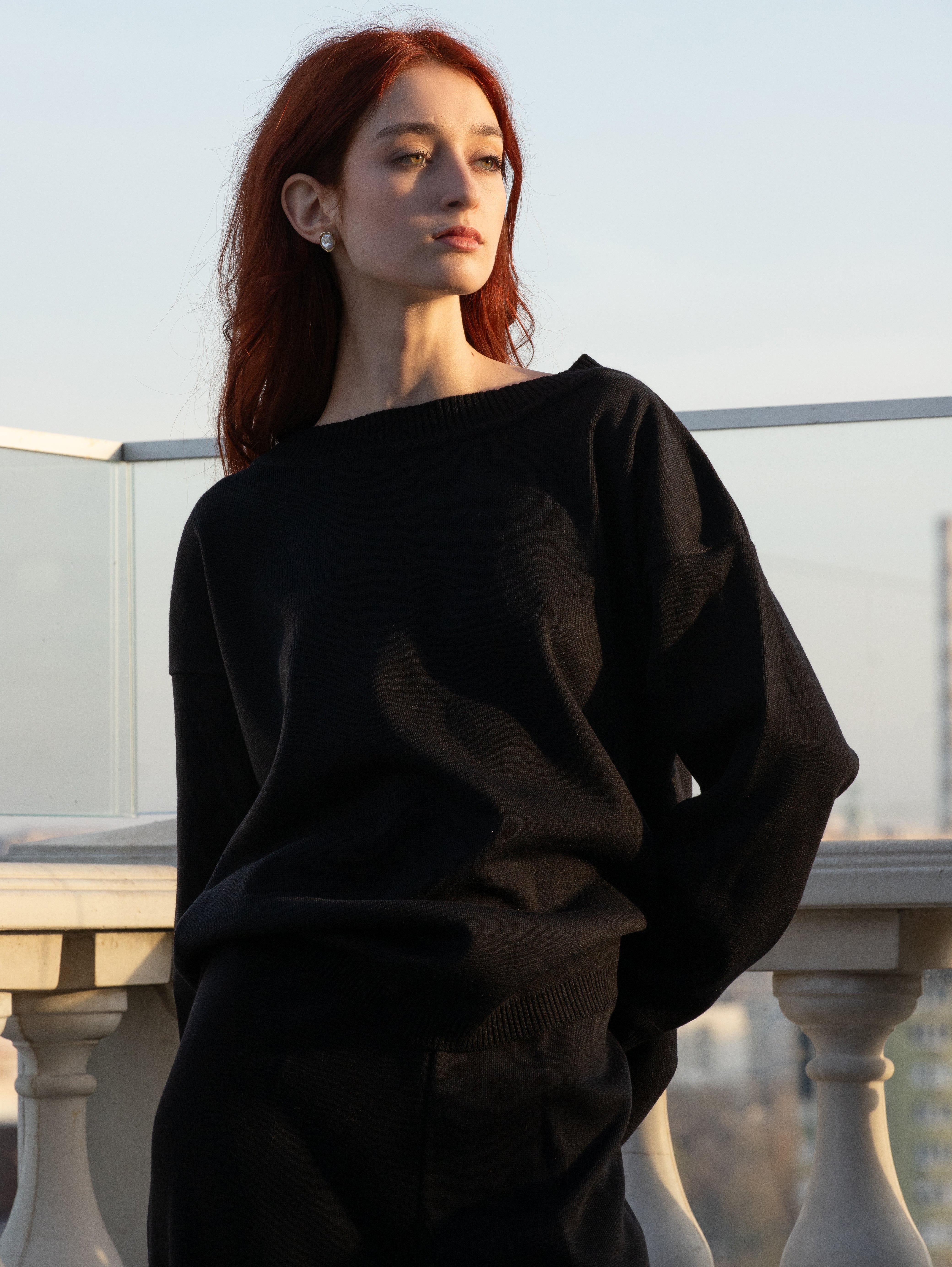 Set tricot damă NEGRU din lână merinos – pulover oversize + pantaloni largi MARRONE