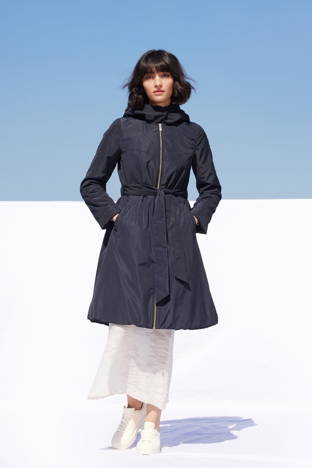 Palton de damă RADA navy cu glugă și cordon, Madzerini, mărime 36-40, material textil bleumarin.