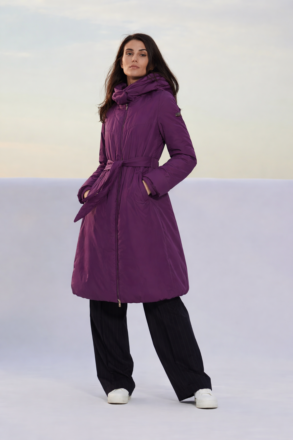 Palton violet Madzerini pentru dame, model lung cu glugă și cordon.