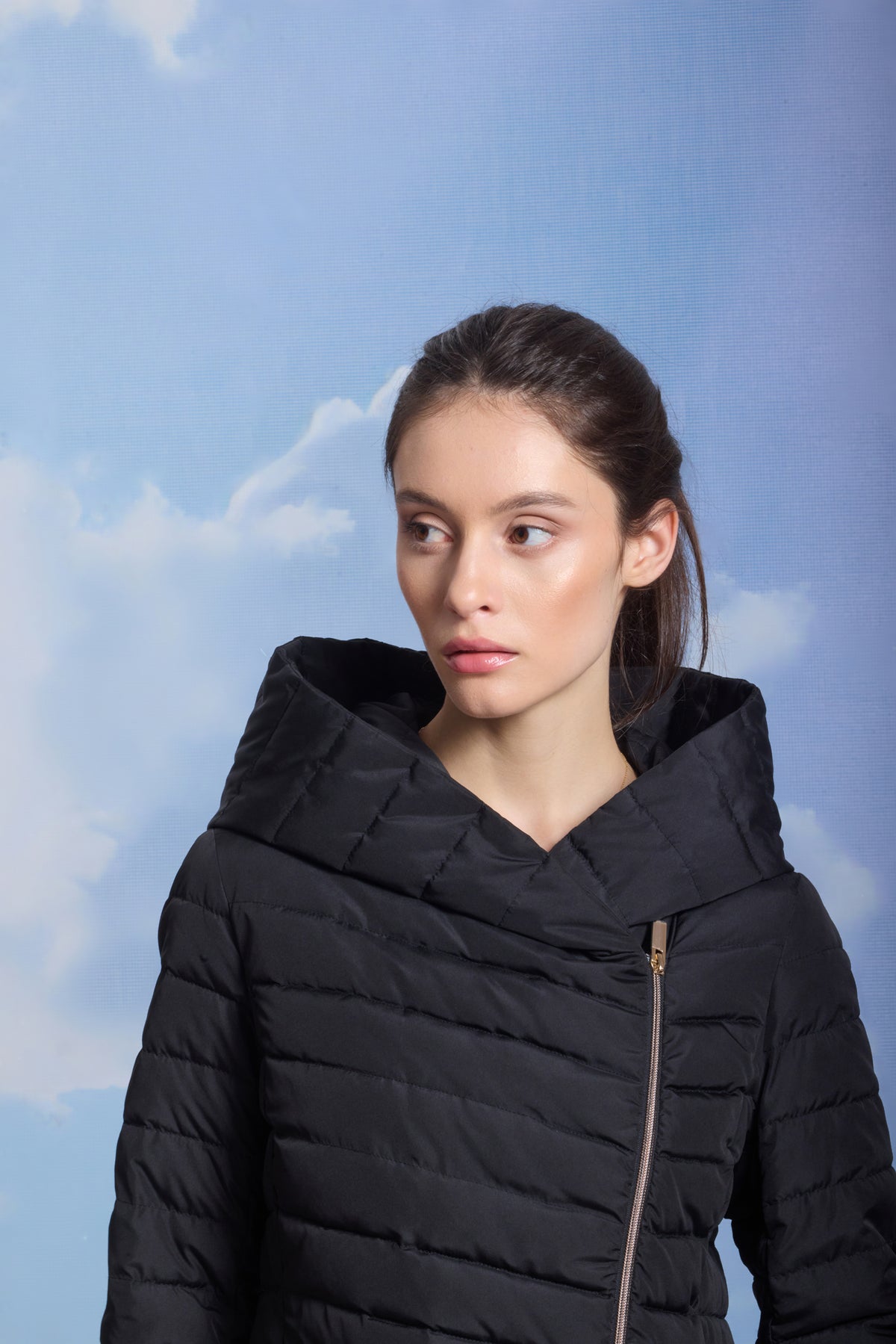 Palton matlasat Madzerini dark navy cu glugă largă, vedere laterală.