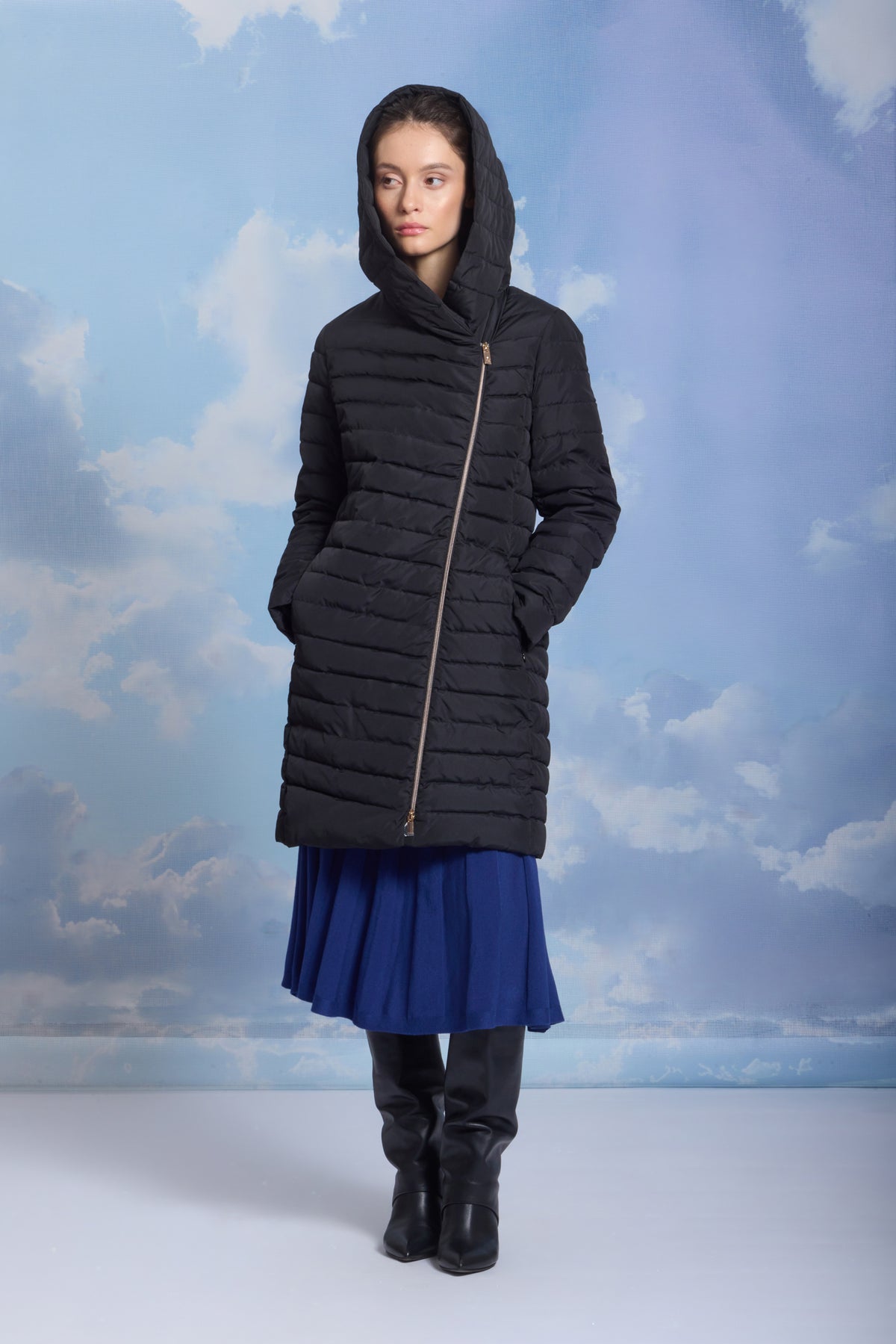 Palton matlasat damă Madzerini dark navy, fermoar asimetric, glugă atașată.