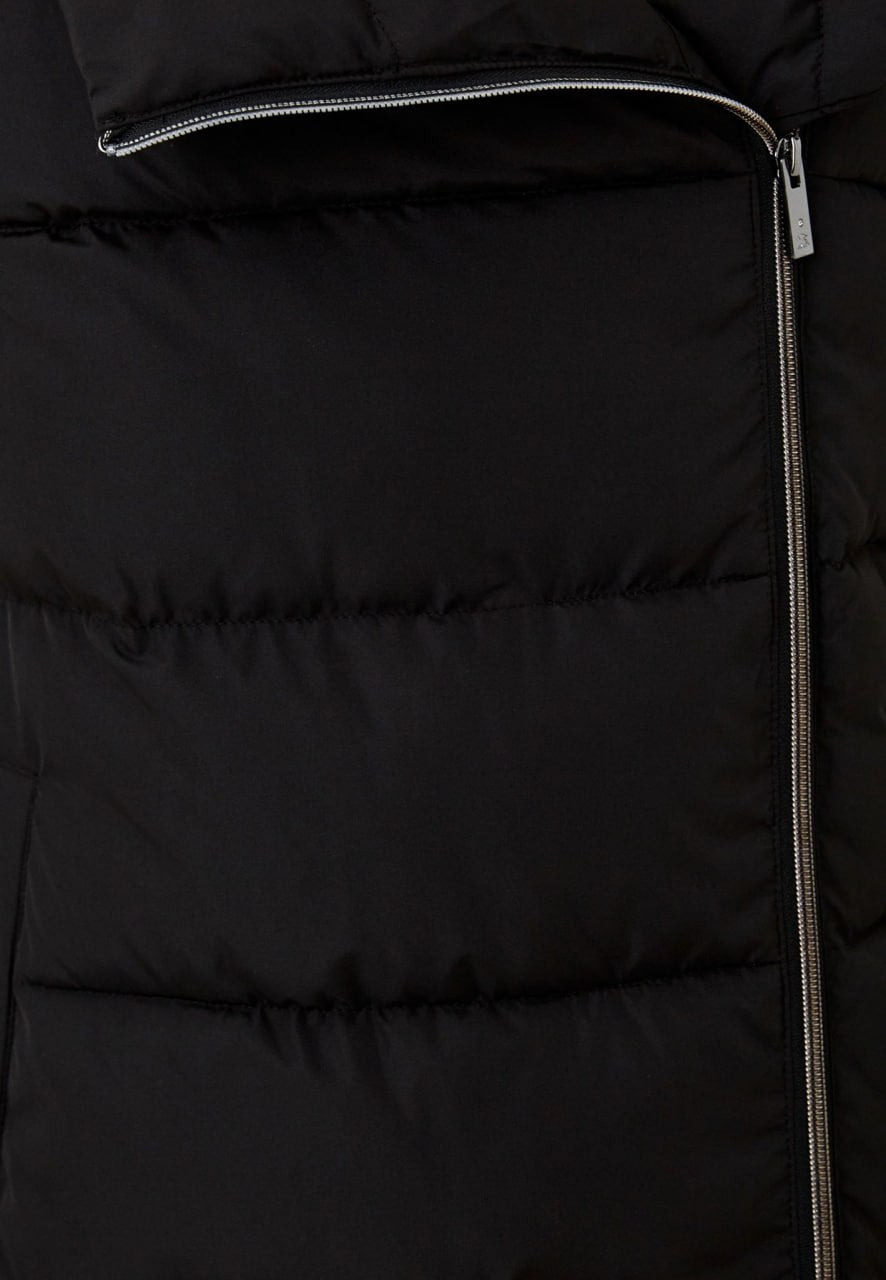 Palton negru cu fermoar argintiu lateral Madzerini, detaliu material.