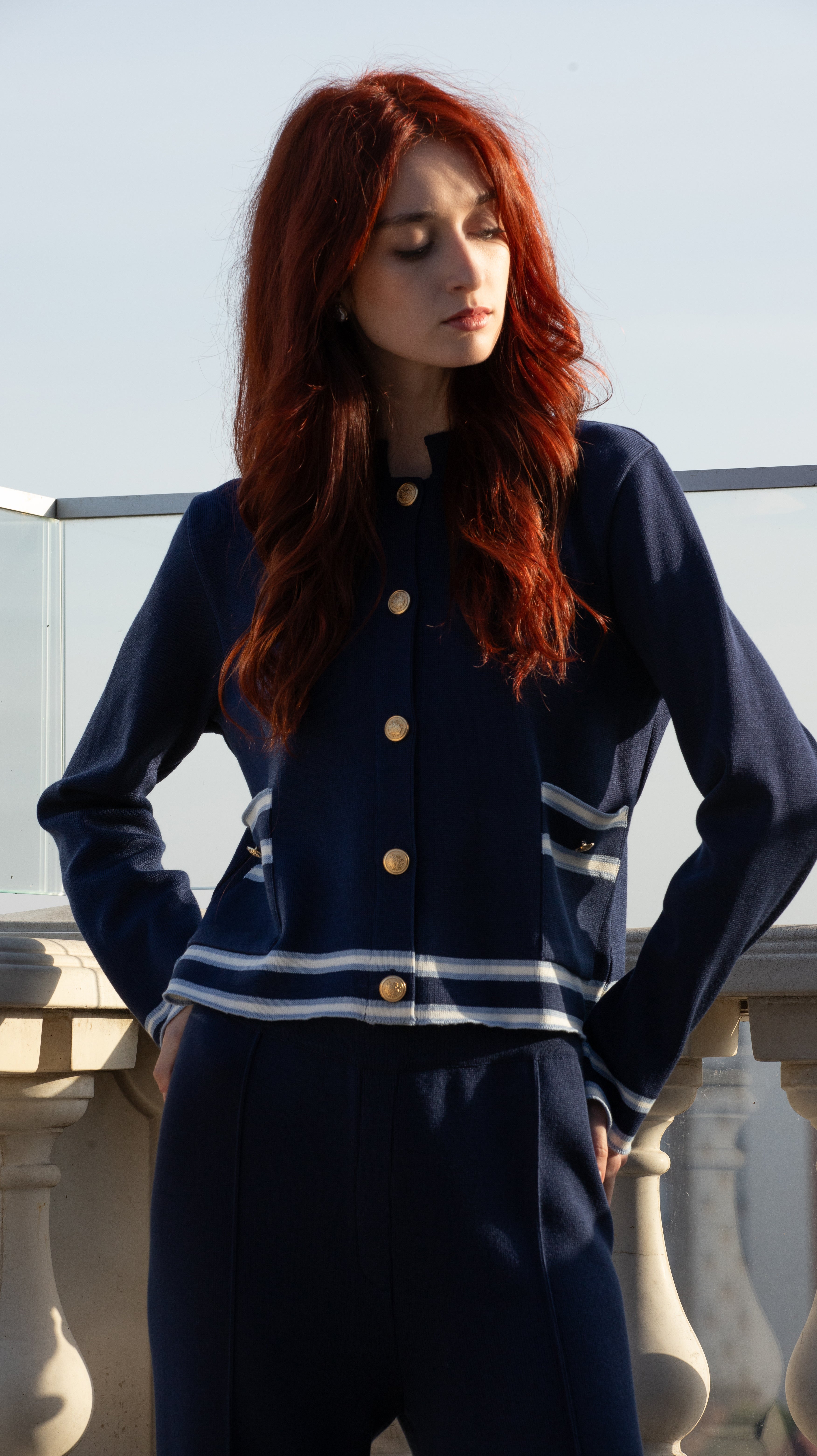 Set damă bleumarin Madzerini, tricot premium, cardigan cu nasturi aurii și detalii albe.