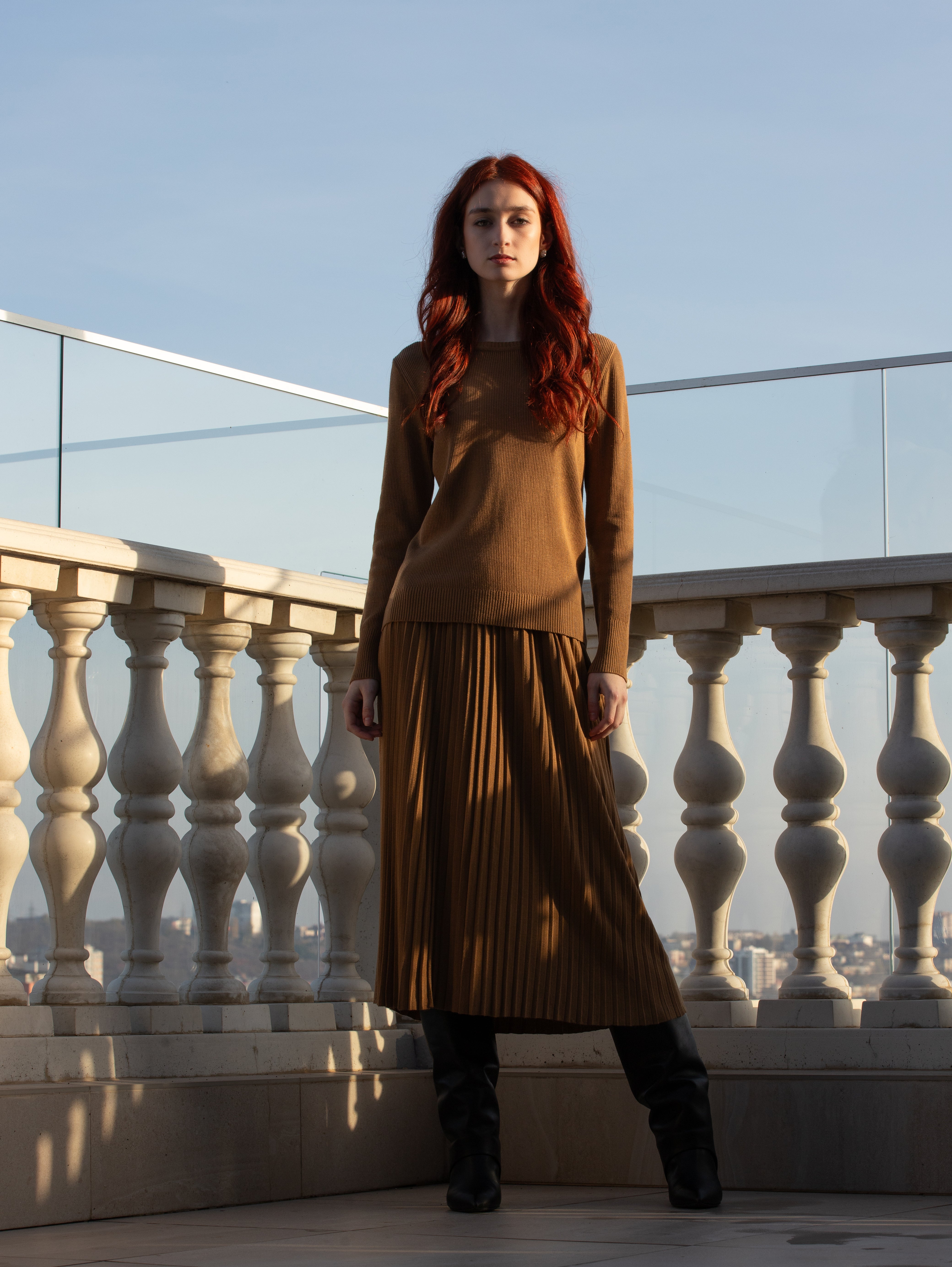 Set damă caramel Madzerini cu pulover fin și fustă plisată din tricot.