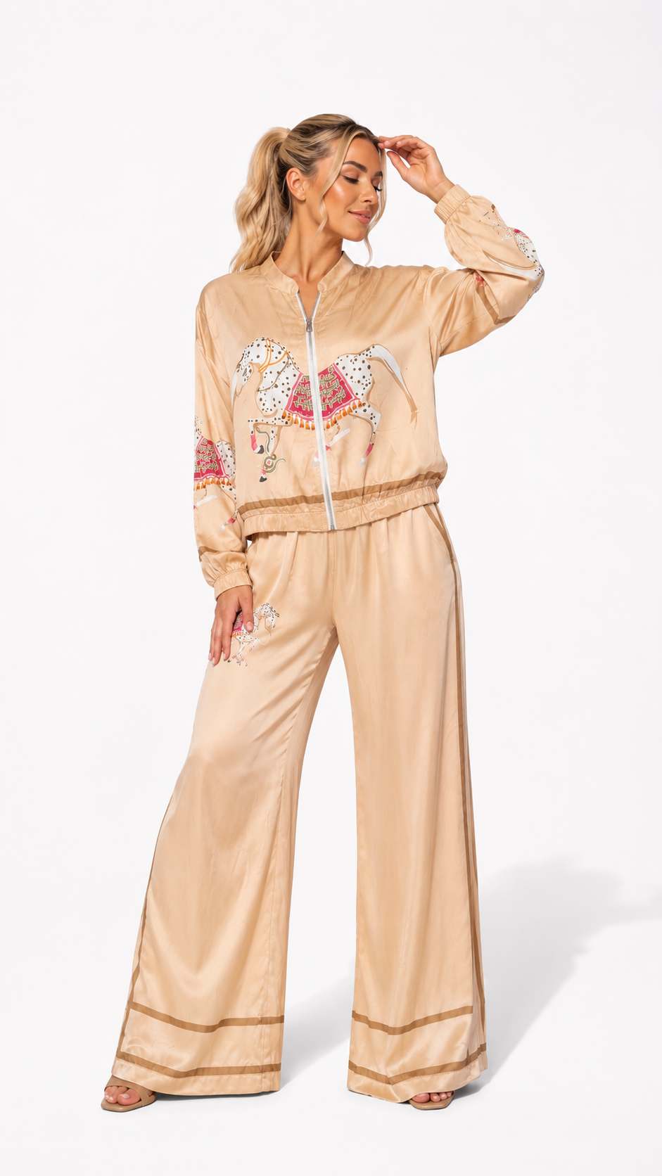 Set damă Horse Polo gold Madzerini din mătase cu imprimeu ecvestru și pantaloni palazzo bej.