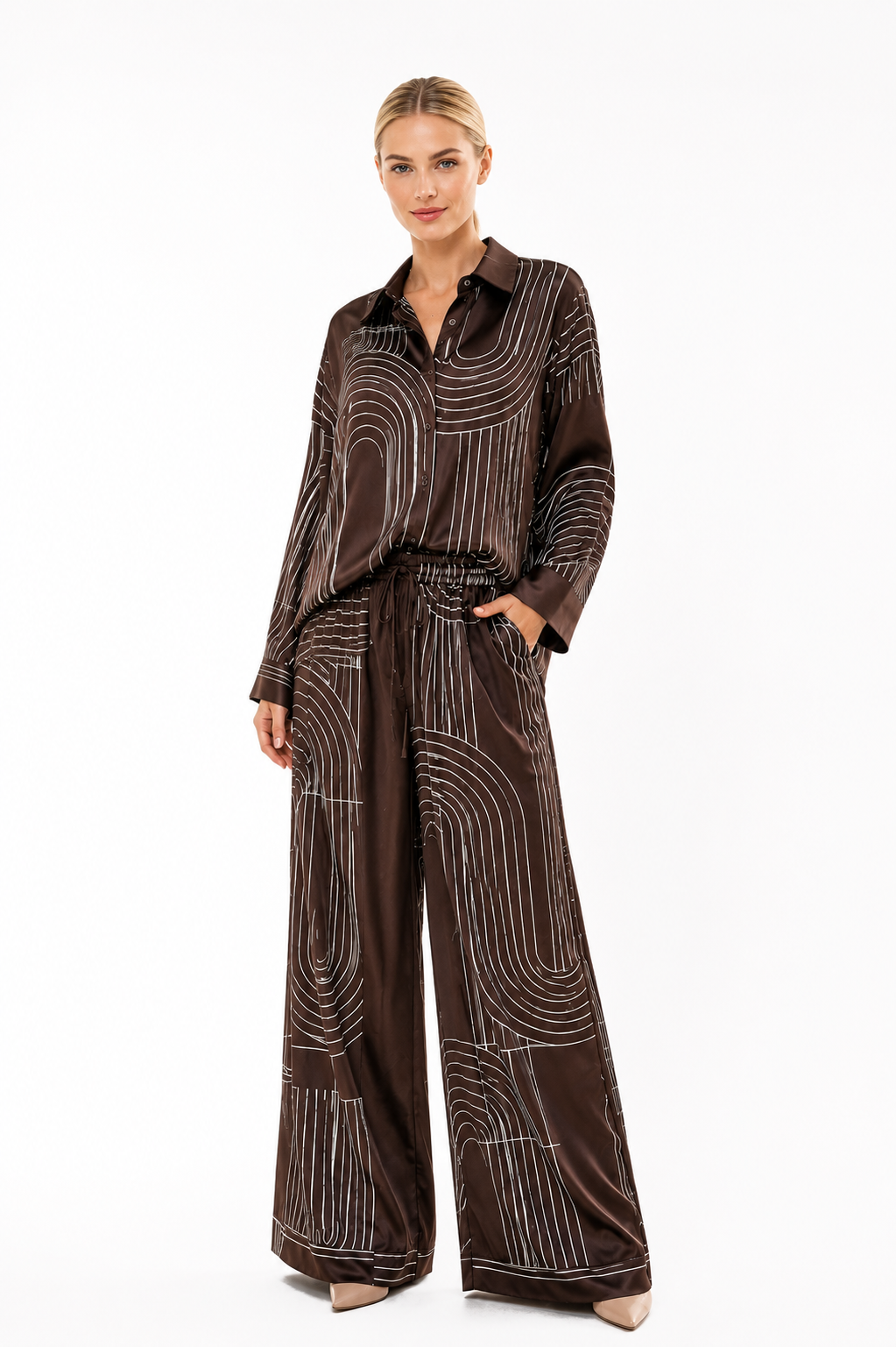 Set damă LINES chocolate Madzerini din viscoză și mătase cu design geometric sofisticat.
