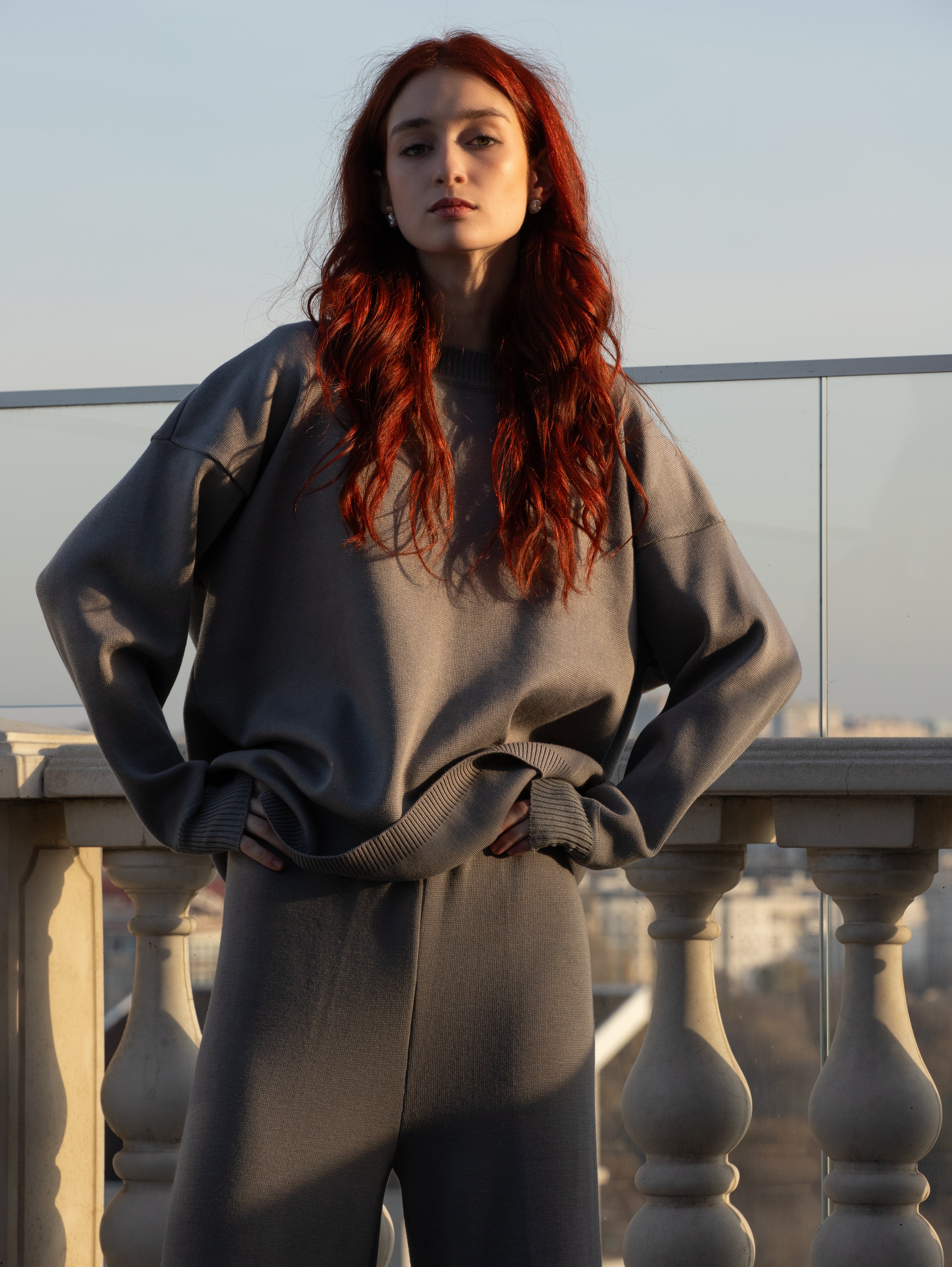 Set tricot damă gri Madzerini lână merinos; pulover oversize, pantaloni largi.