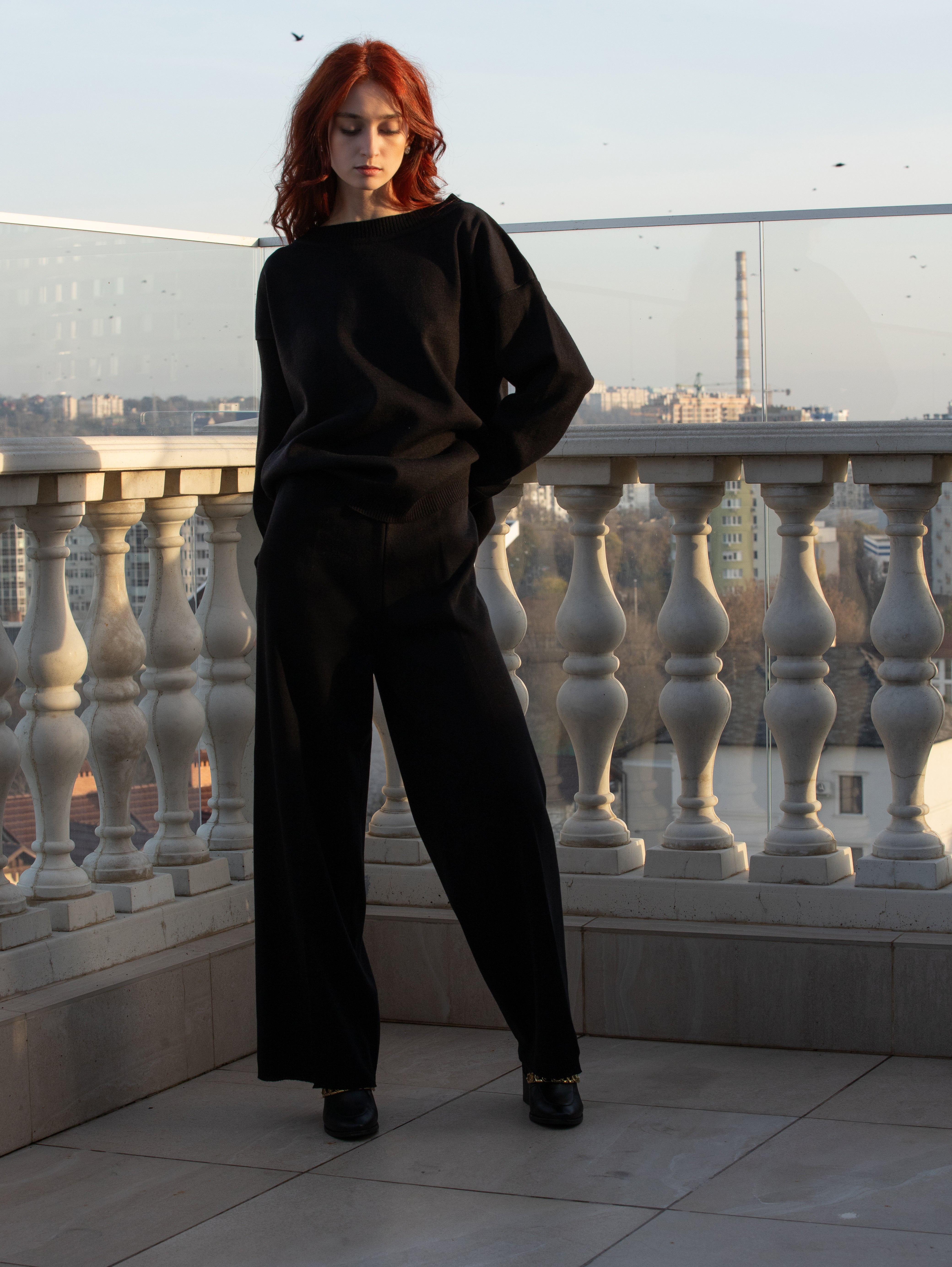 Set tricot damă negru lână merinos Madzerini, pulover oversize și pantaloni largi.