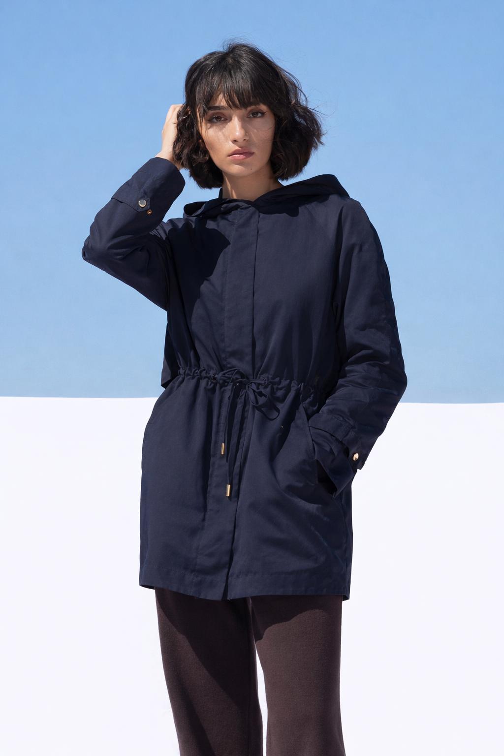 Trenci damă PORTA dark navy Madzerini cu talie reglabilă și glugă integrată.