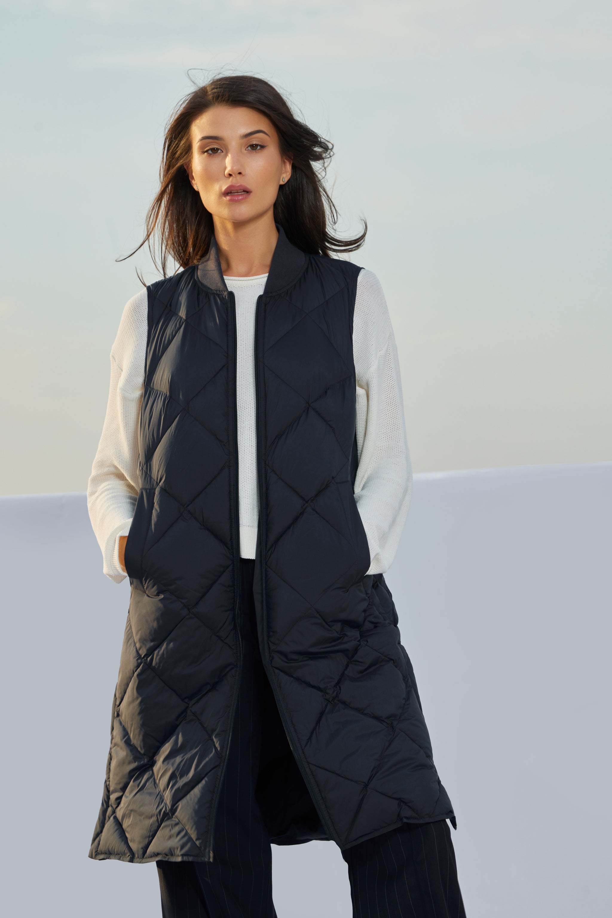 Vestă de damă Madzerini SIANA, dark navy, cu puf sintetic și detalii tricot.