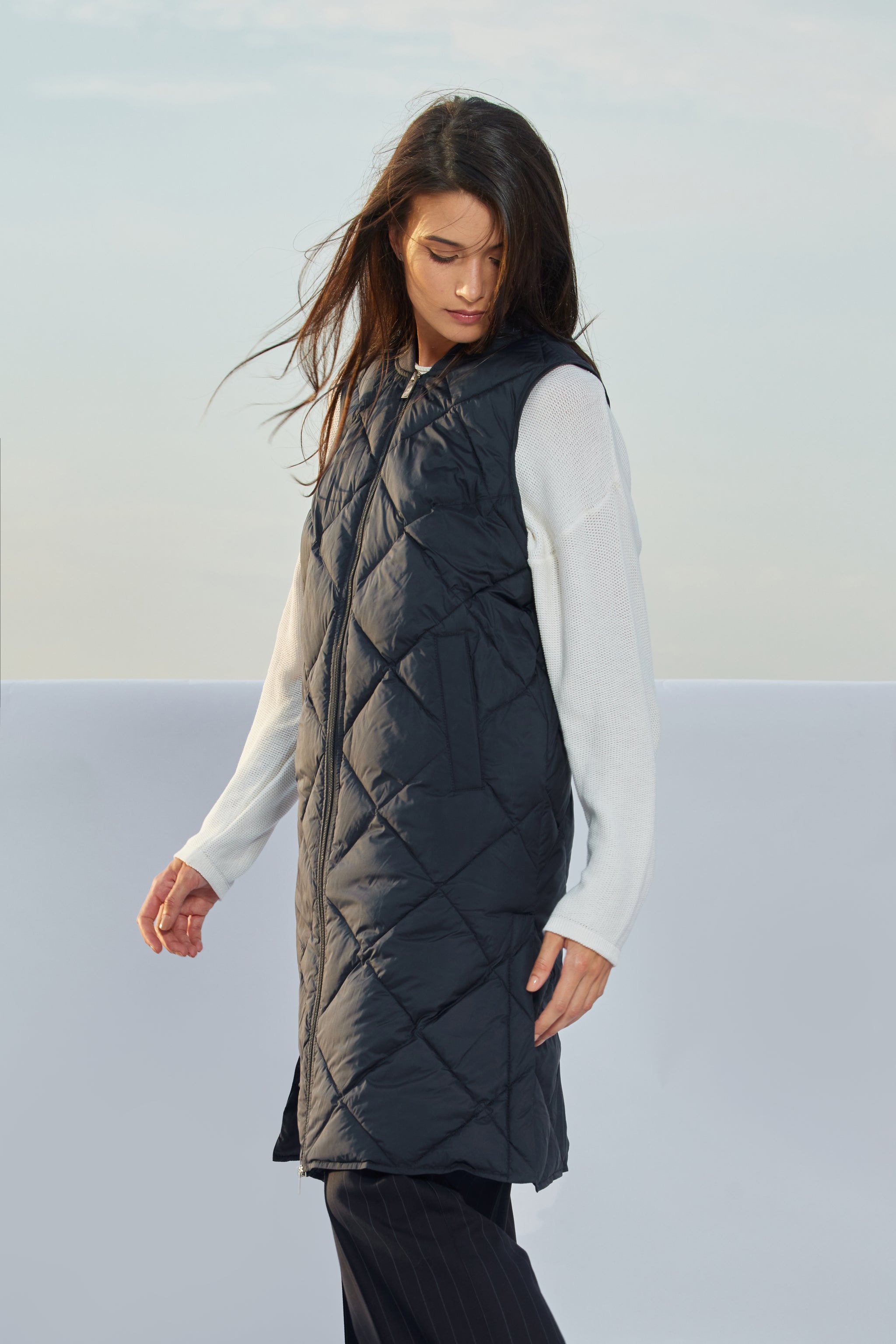 Vestă de damă Madzerini albastru închis, matlasată, cu design geometric și fermoar frontal.