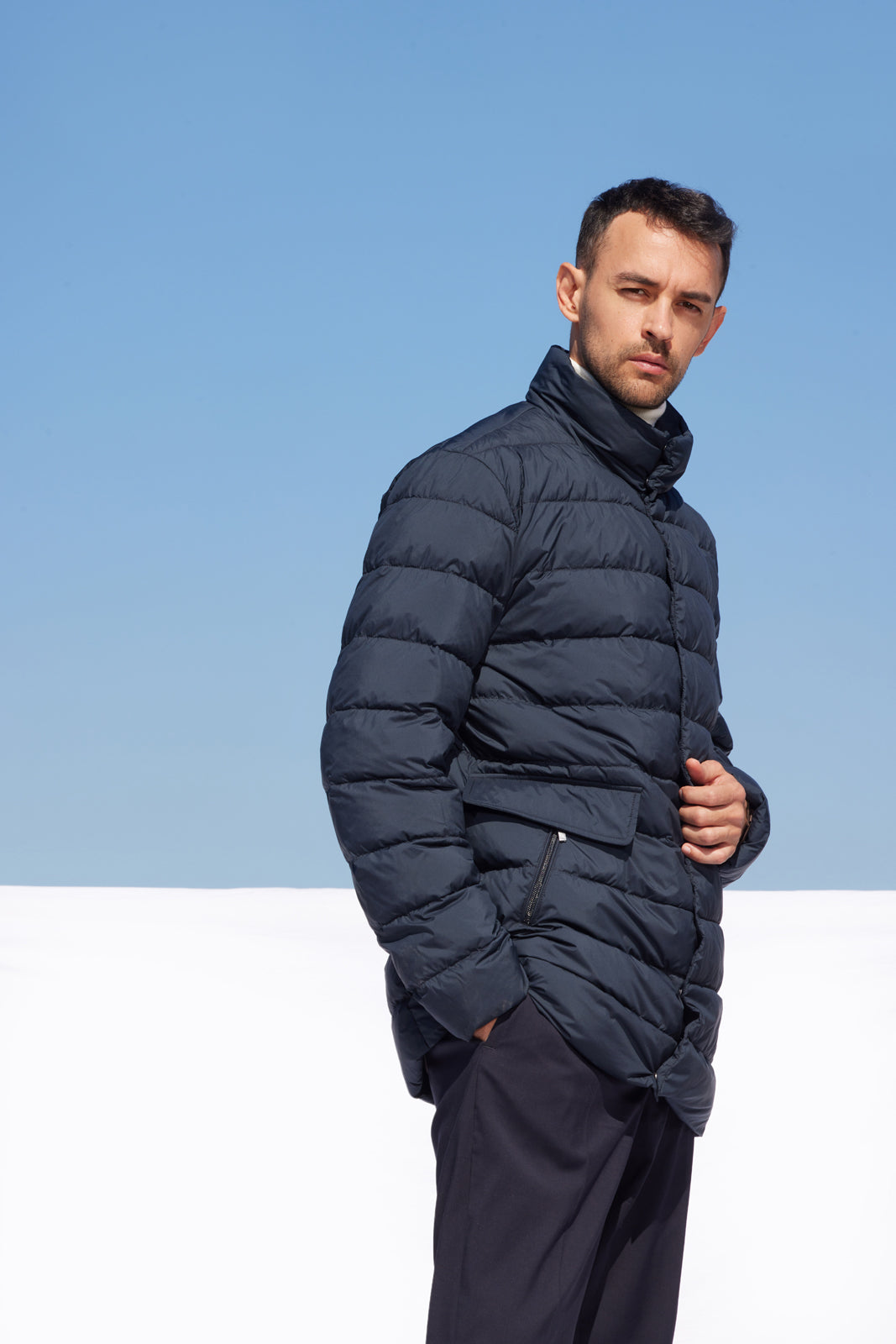 Geacă Matlasată Dark Navy Madzerini pentru bărbați, detaliu buzunare frontale.
