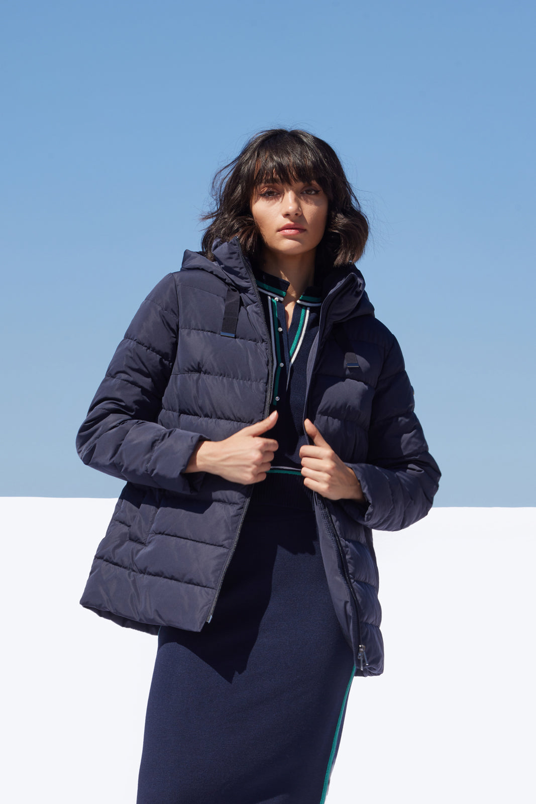 Geacă damă Madzerini dark navy cu glugă și textură matlasată.