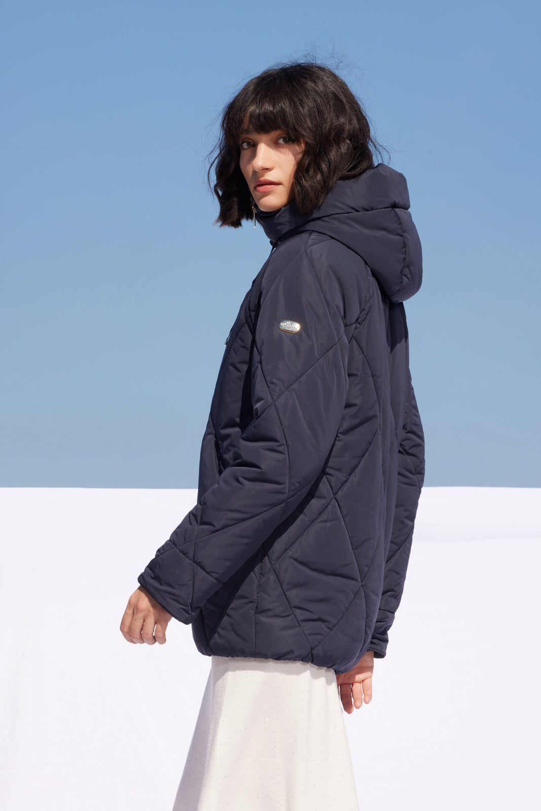 Geacă de damă Madzerini MARET dark navy, vedere laterală cu glugă ajustabilă.