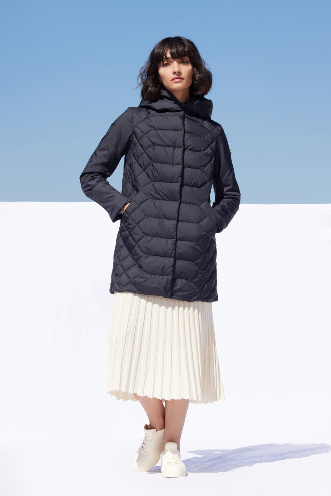 Geacă de damă navy Madzerini, puf bio, elegantă, versatilă, mărime 36-40.