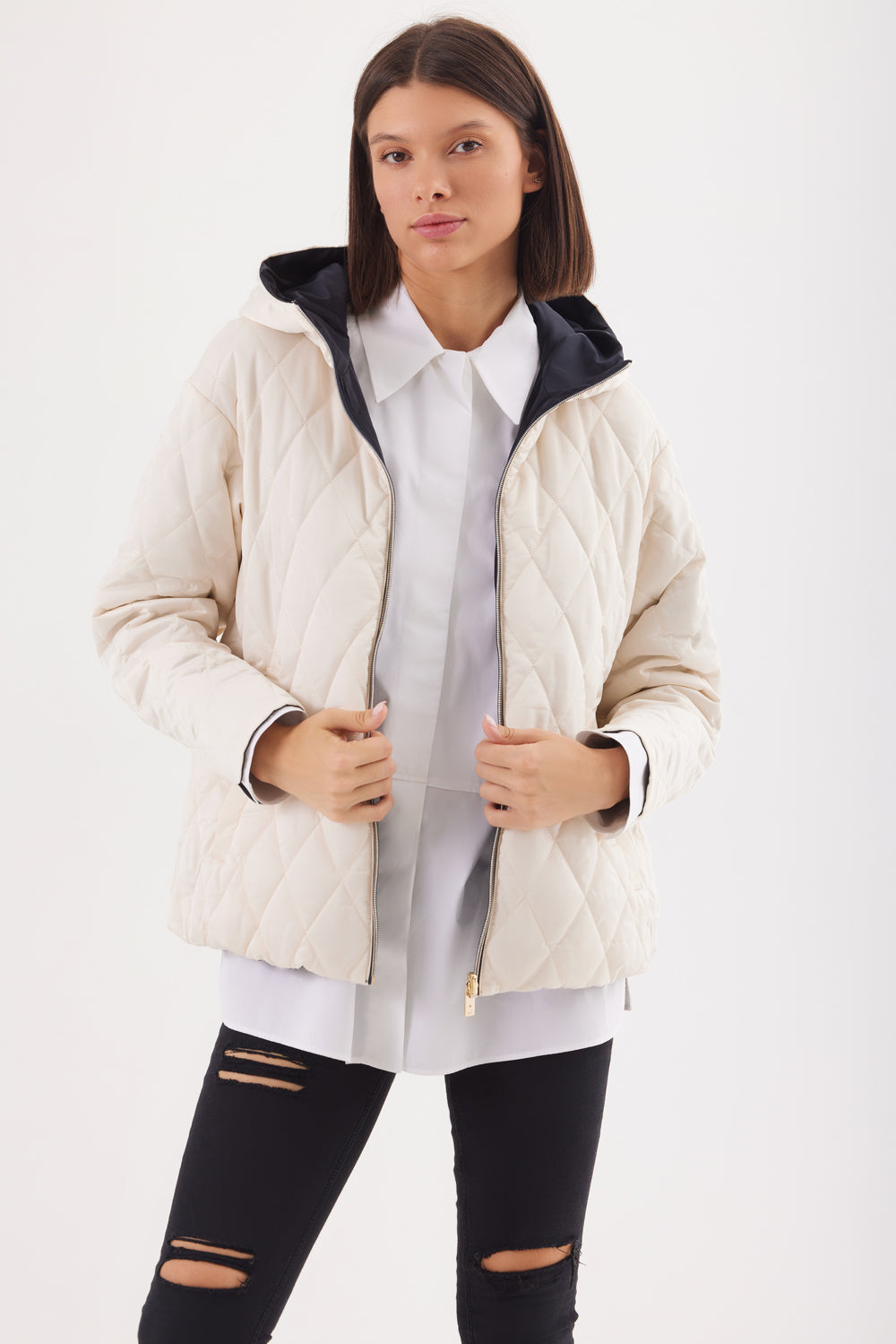 Geacă reversibilă Madzerini damă, beige cu interior negru, material matlasat.