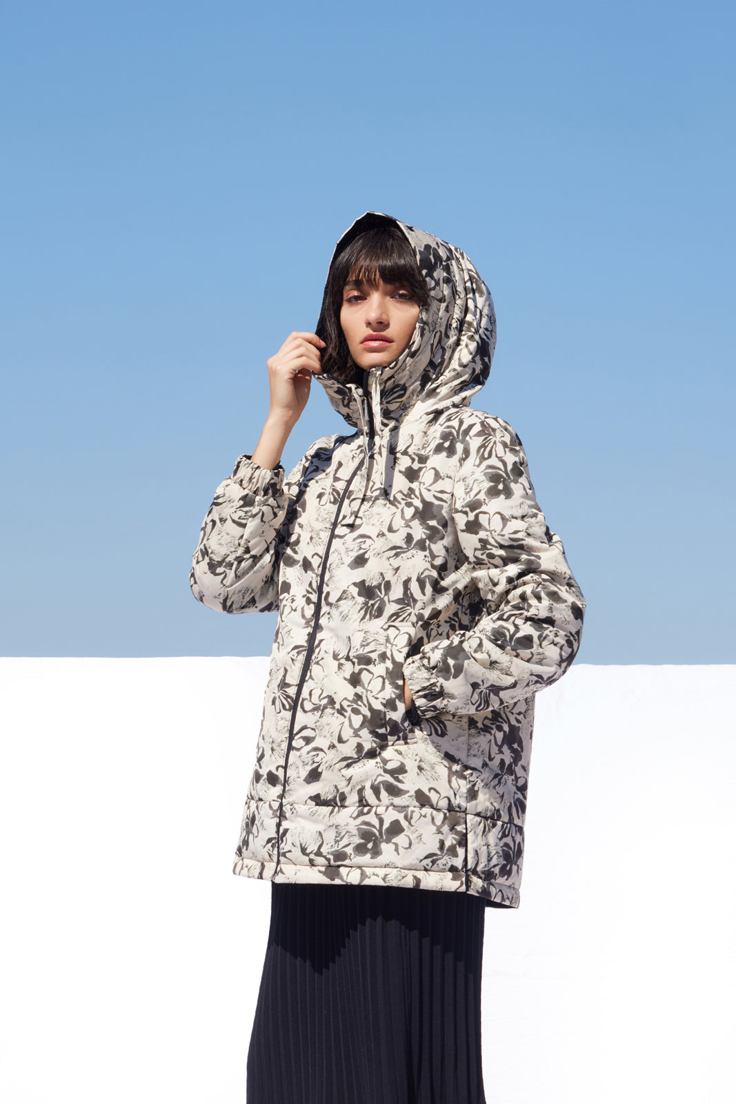 Geacă matlasată reversibilă damă Madzerini ODILA, print floral alb-negru, cu glugă.