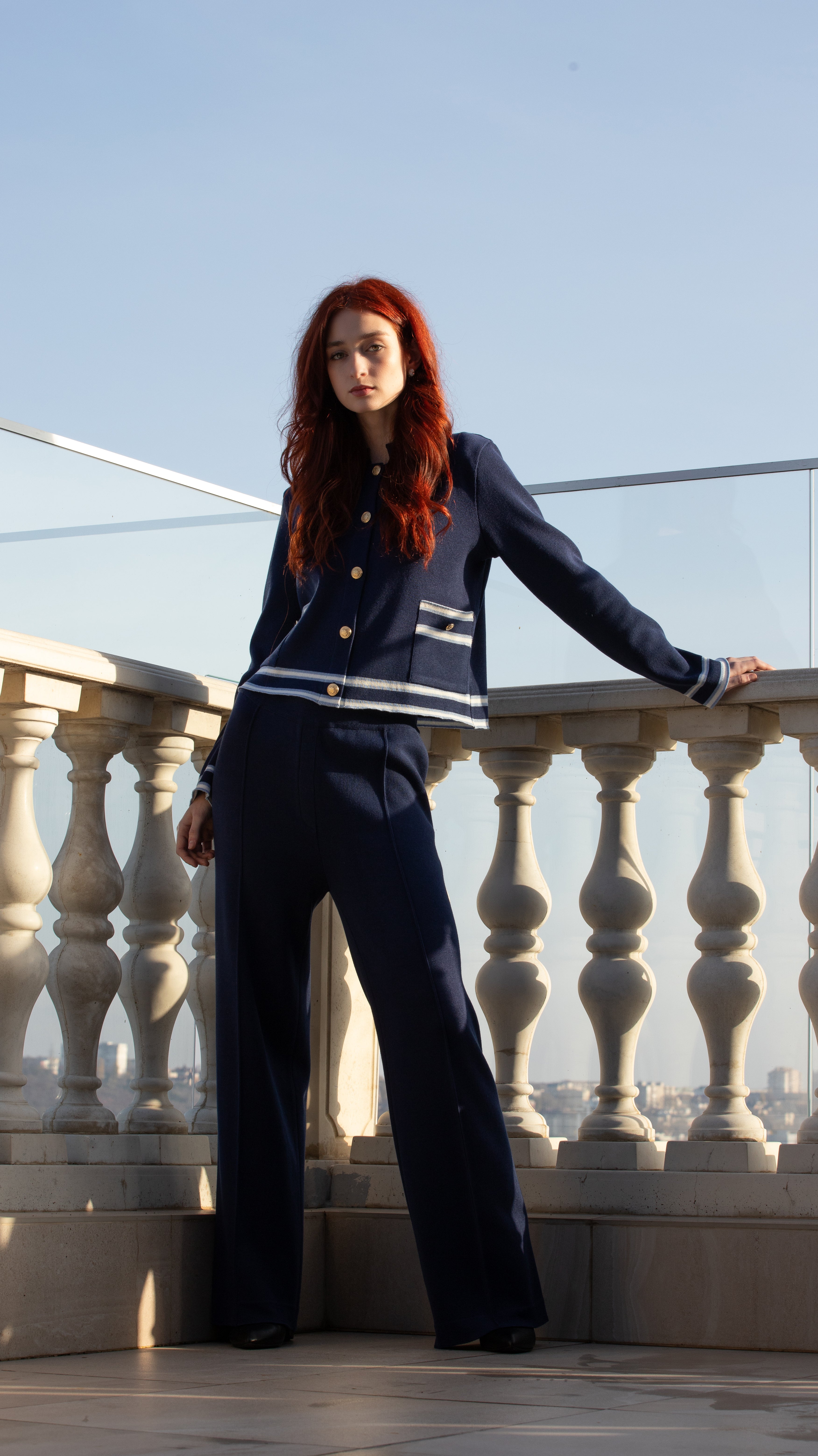 Set damă bleumarin din tricot – cardigan cu detalii albe & pantaloni lejeri – MARRONE