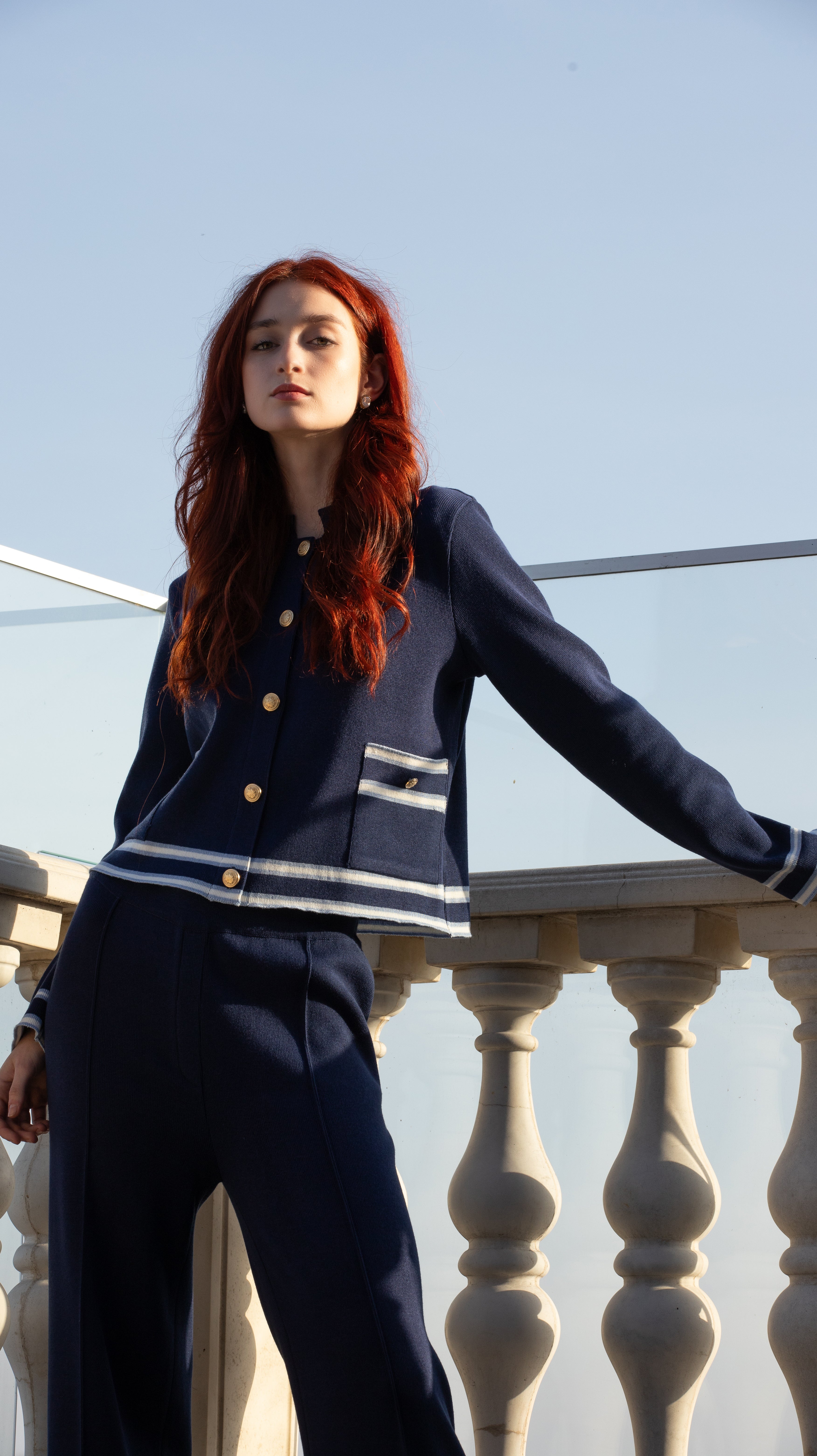 Set damă bleumarin din tricot – cardigan cu detalii albe & pantaloni lejeri – MARRONE