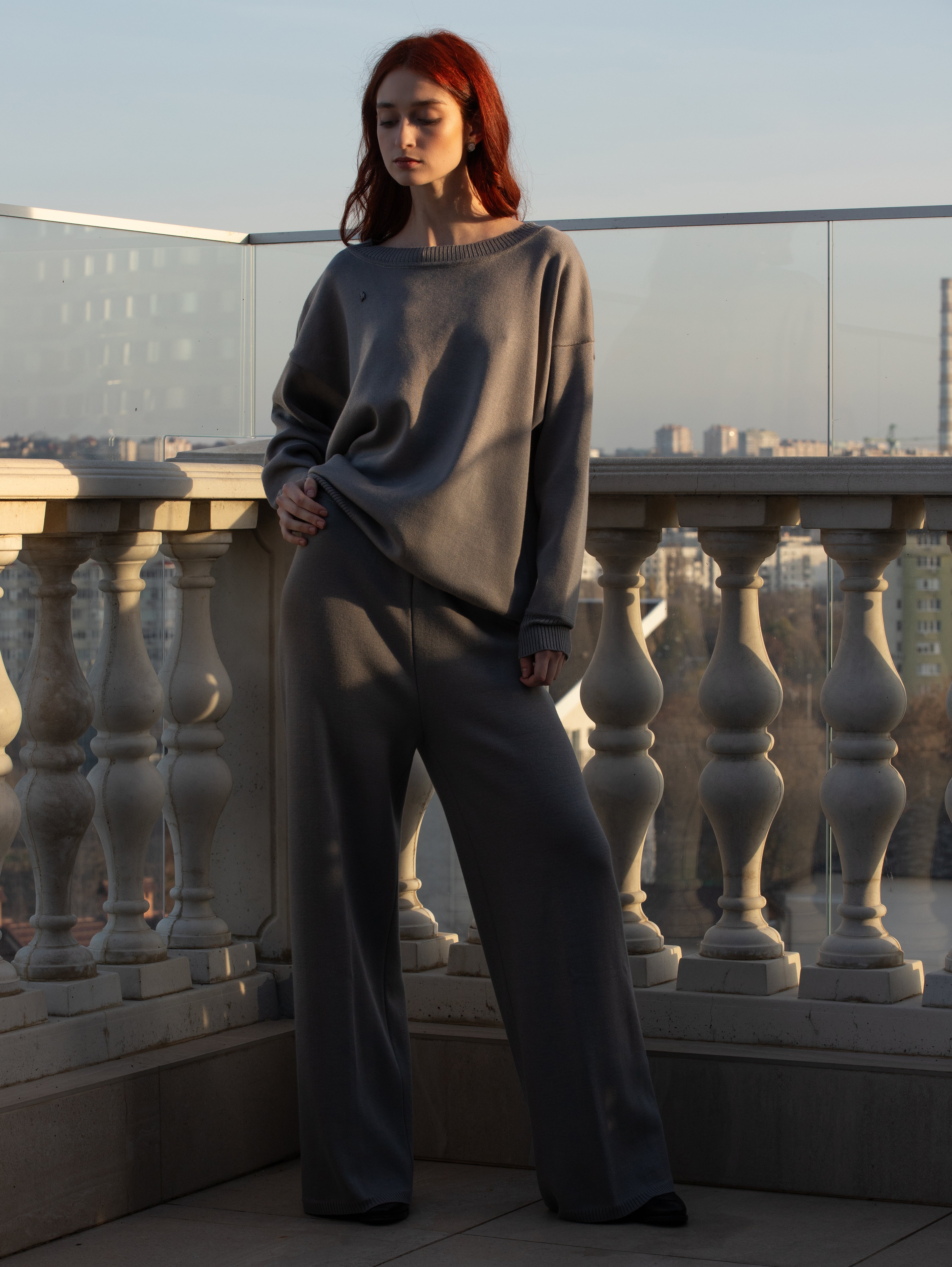 Set tricot damă GRI din lână merinos – pulover oversize + pantaloni largi MARRONE