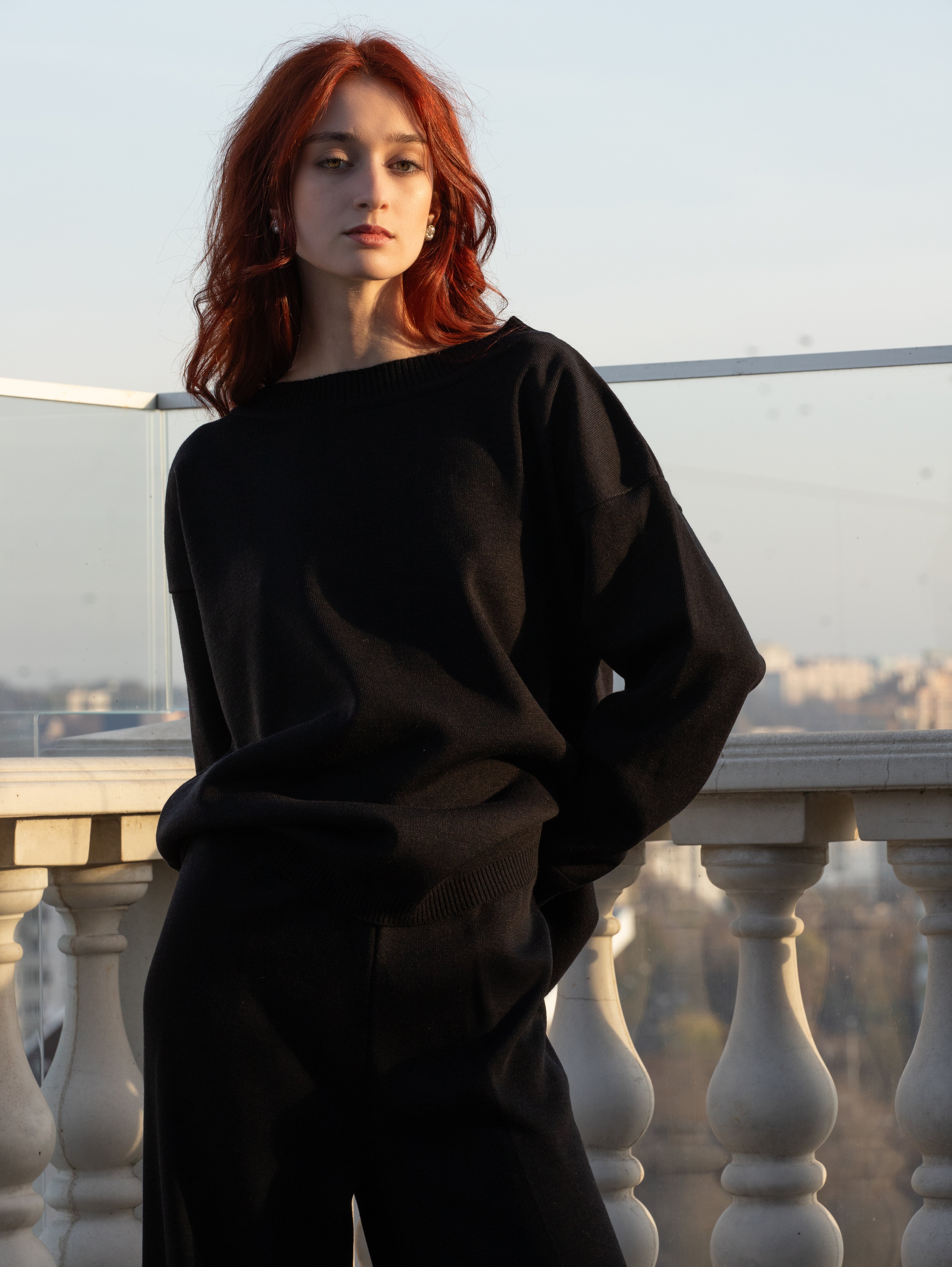 Set tricot damă NEGRU din lână merinos – pulover oversize + pantaloni largi MARRONE