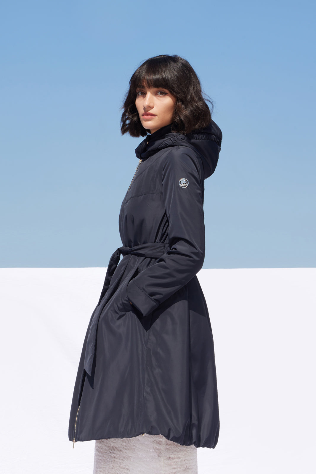 Palton damă Madzerini navy cu puf ecologic Bio Down, elegant și confortabil.