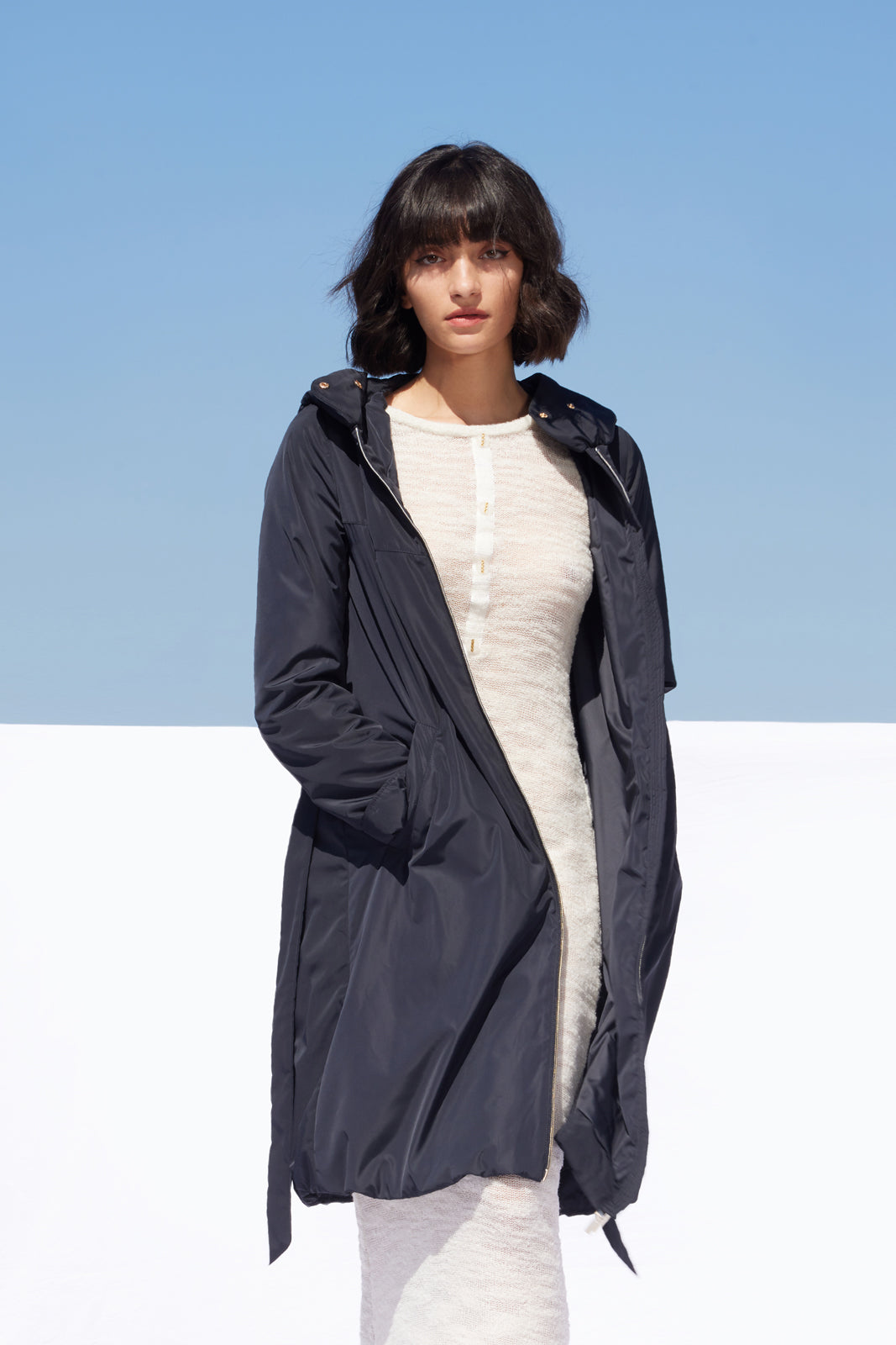 Palton de damă Madzerini navy, vedere laterală, material subțire, design elegant.