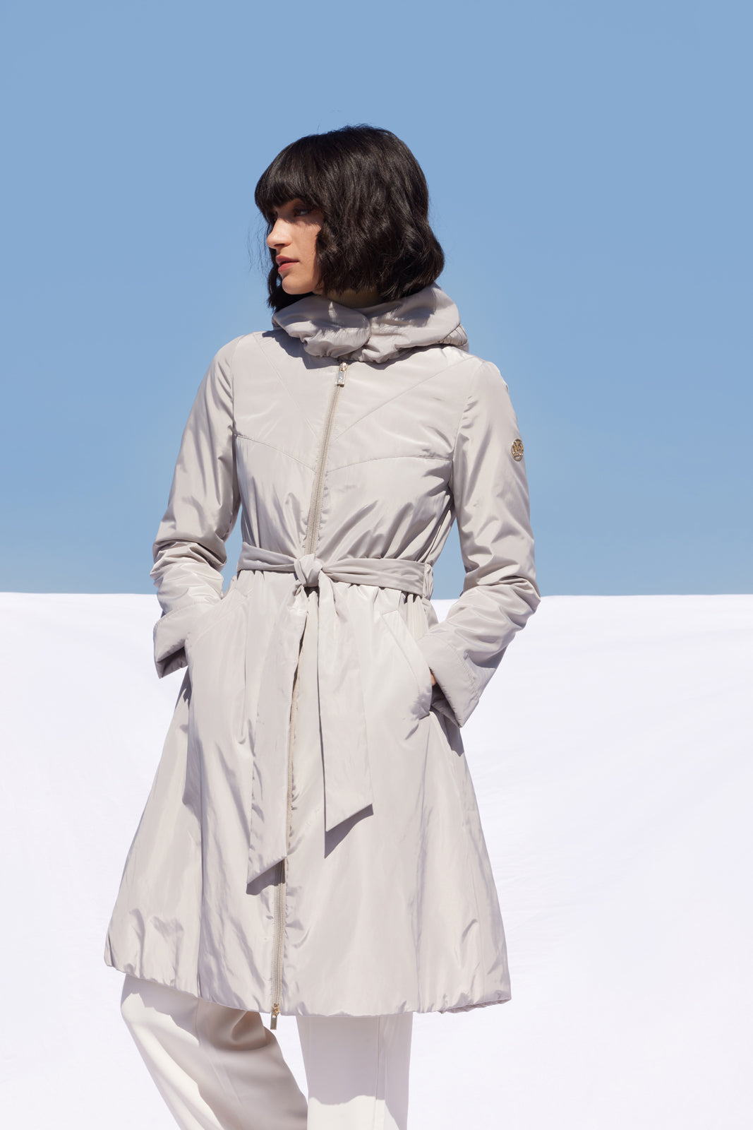 Palton elegant damă Madzerini, bej deschis, puf ecologic, croială feminină.