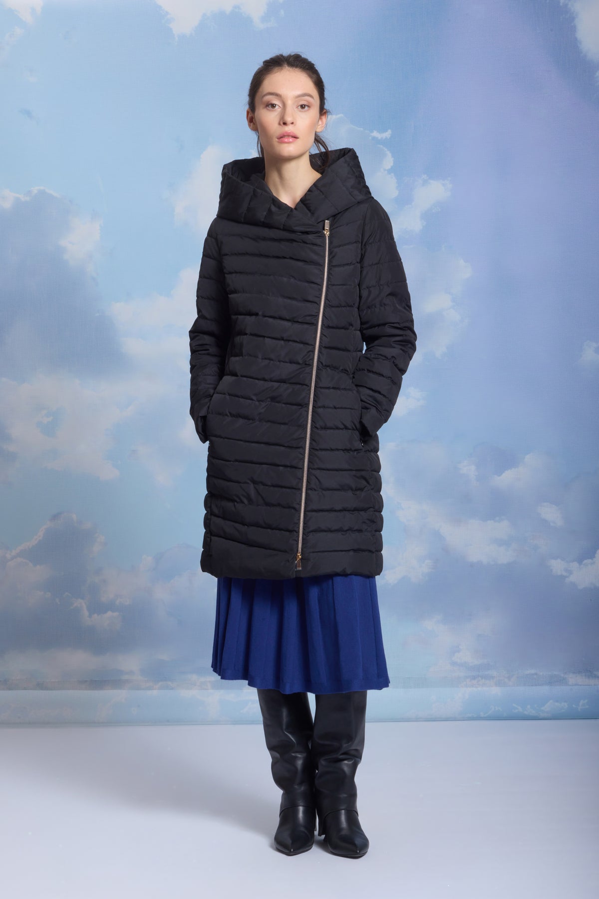 Palton matlasat dark navy pentru damă Madzerini, fermoar asimetric, glugă.