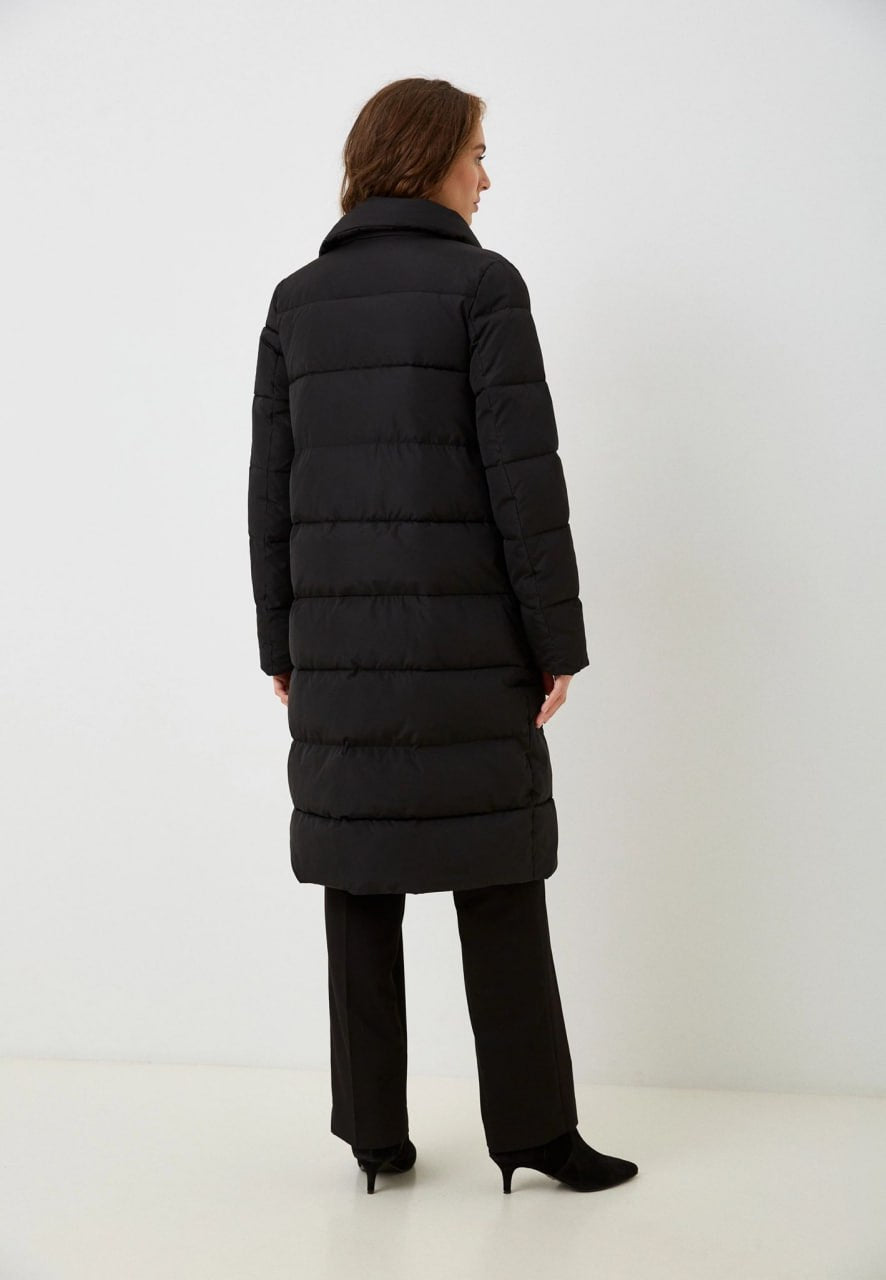Palton negru femei Madzerini, design stratificat, spate văzută, material mat, stil elegant.