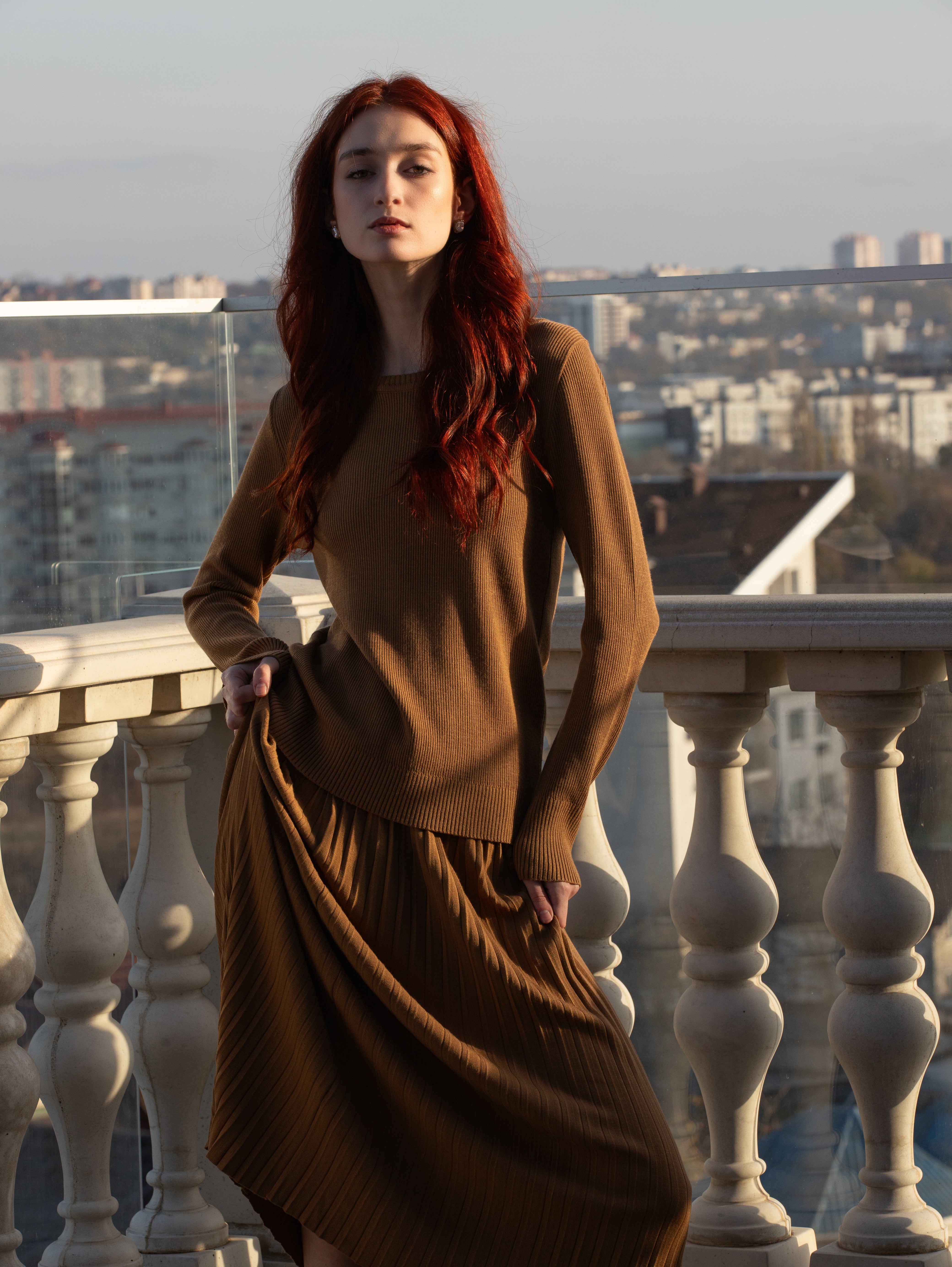 Set damă caramel tricot Madzerini, pulover fin, fustă plisată midi, vedere laterală.