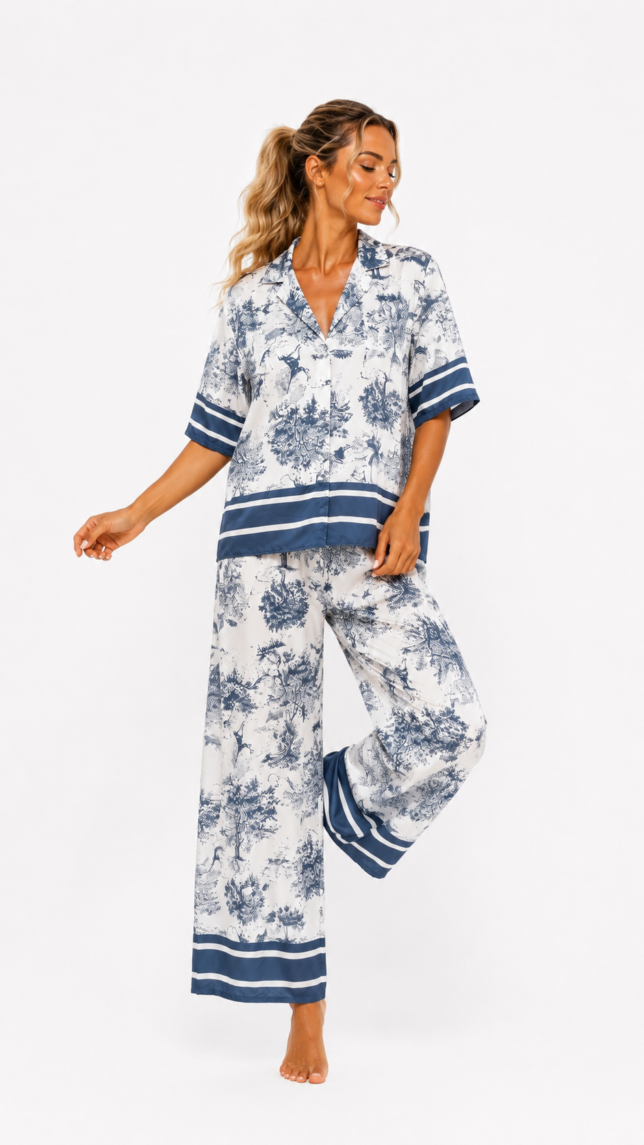 Set damă SAFARI jeans Madzerini, mătase și viscoză, imprimeu floral navy și alb, croială lejeră.