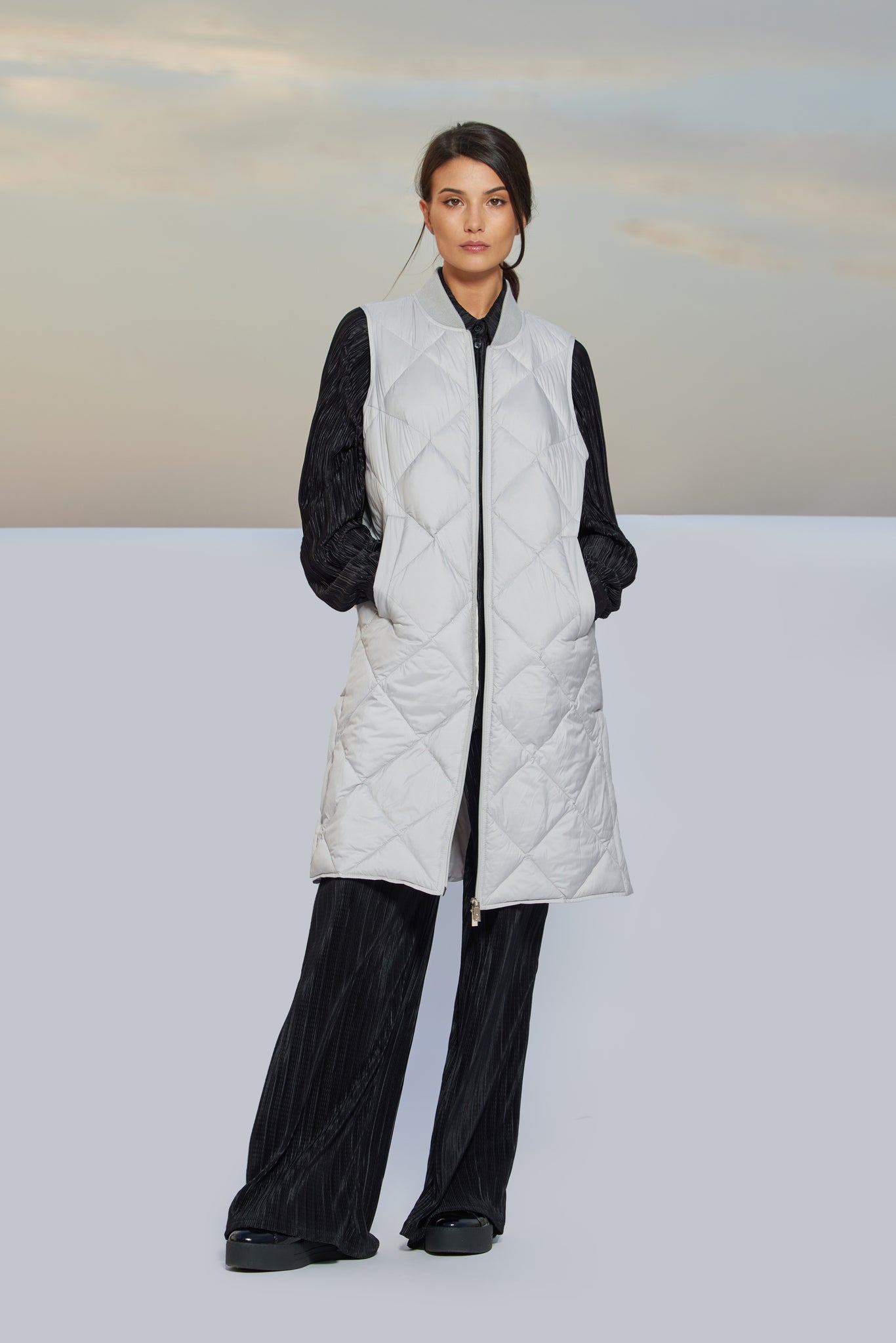 Vestă de damă Madzerini SIANA, albă, matlasată, modernă și elegantă.